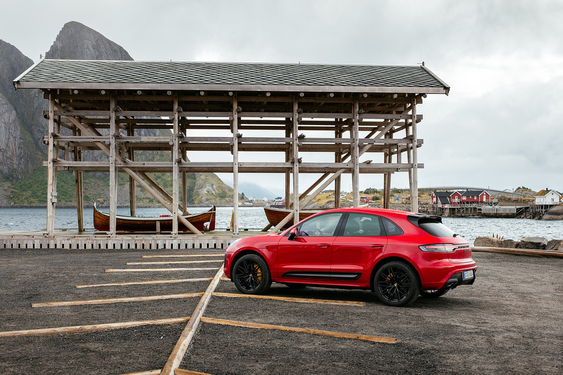 Download 2022 Porsche Macan GTS - Side HD Wallpaper 1921x1281 #85
