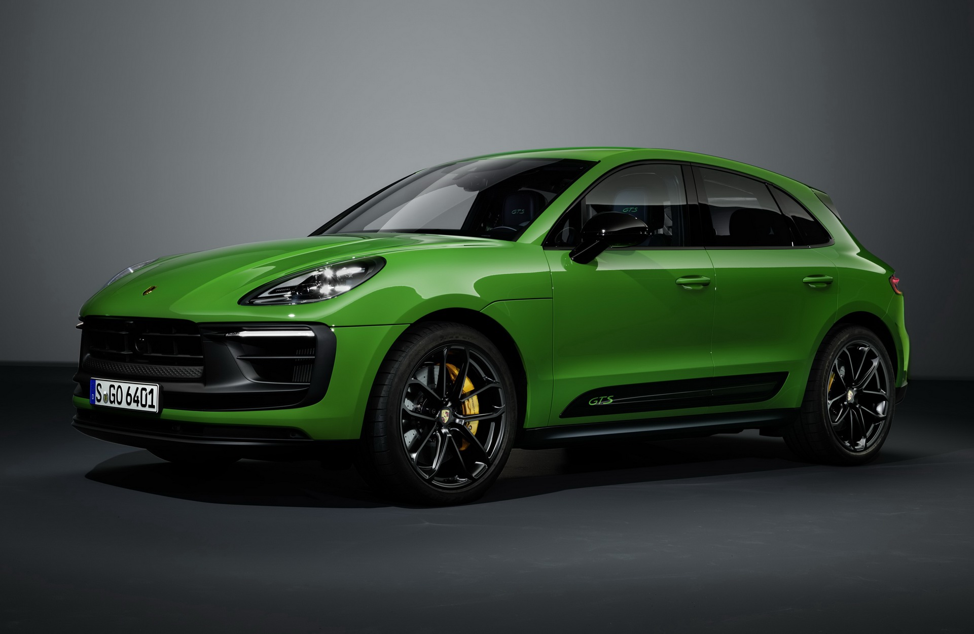 Download 2022 Porsche Macan GTS with Sport Package - Front Three-Quarter HD Wallpaper 1921x1250 #36