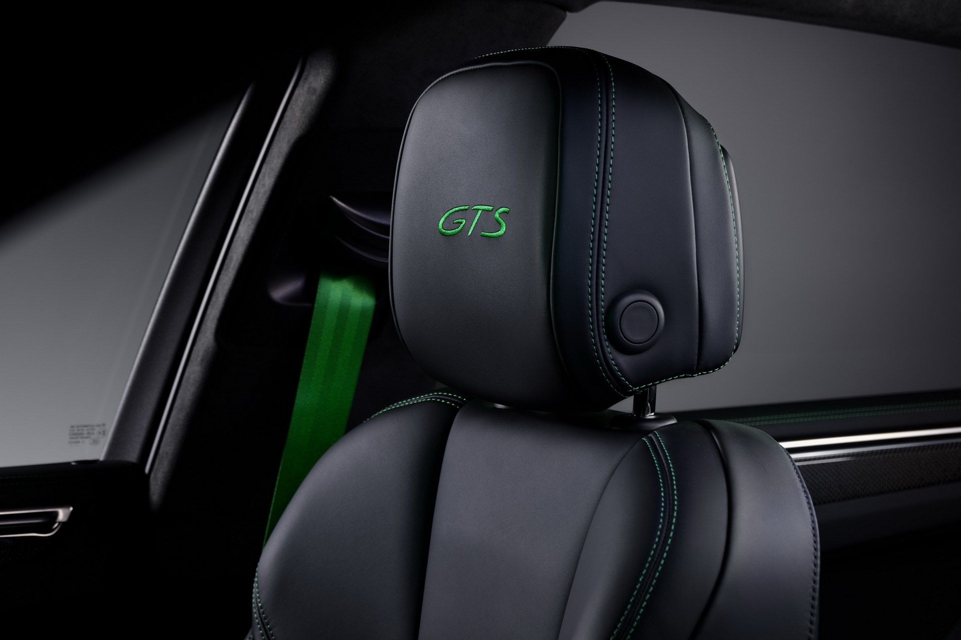 Download 2022 Porsche Macan GTS with Sport Package - Interior, Seats HD Wallpaper 1921x1281 #52