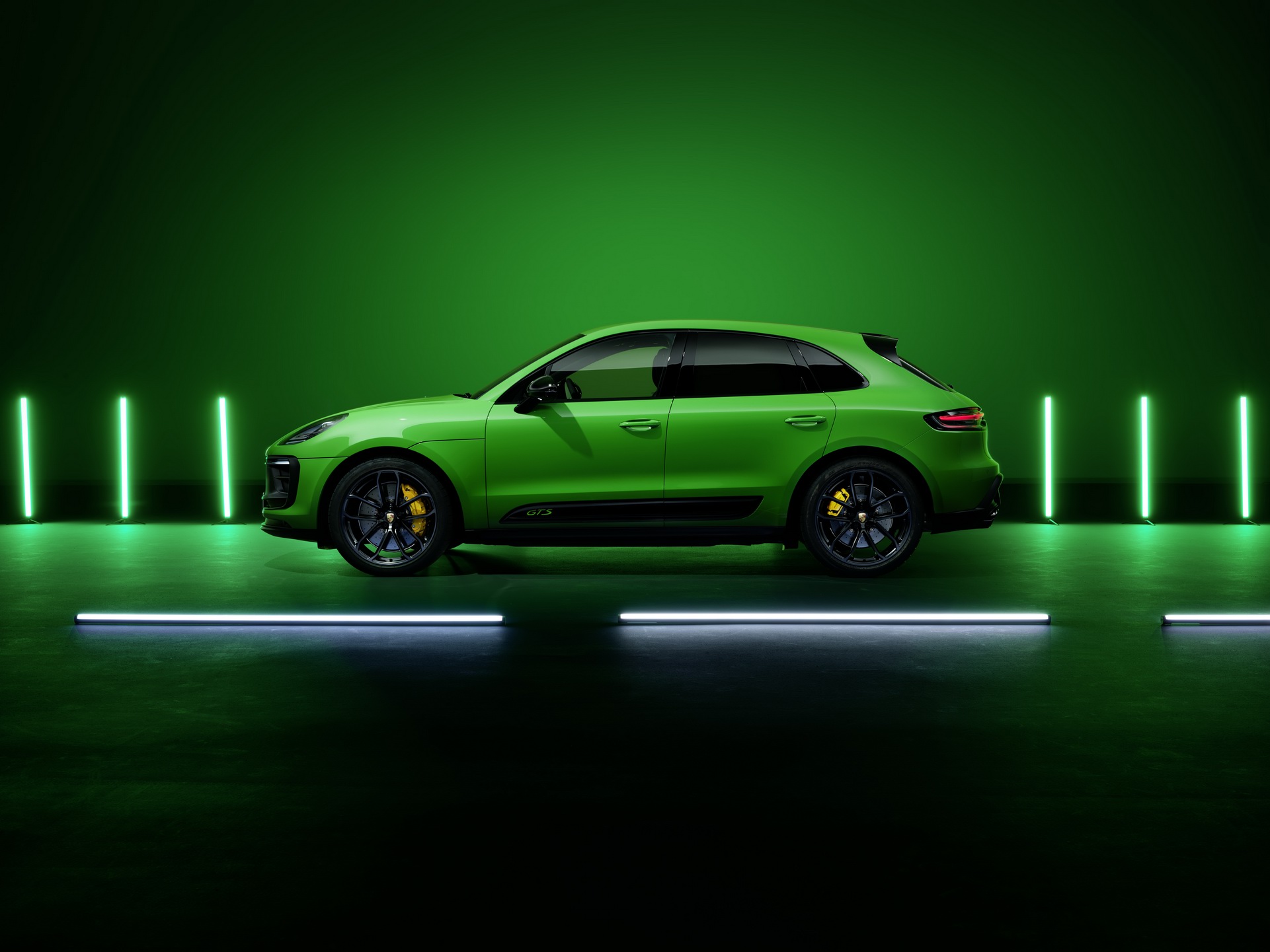 Download 2022 Porsche Macan GTS with Sport Package - Side HD Wallpaper 1921x1441 #23