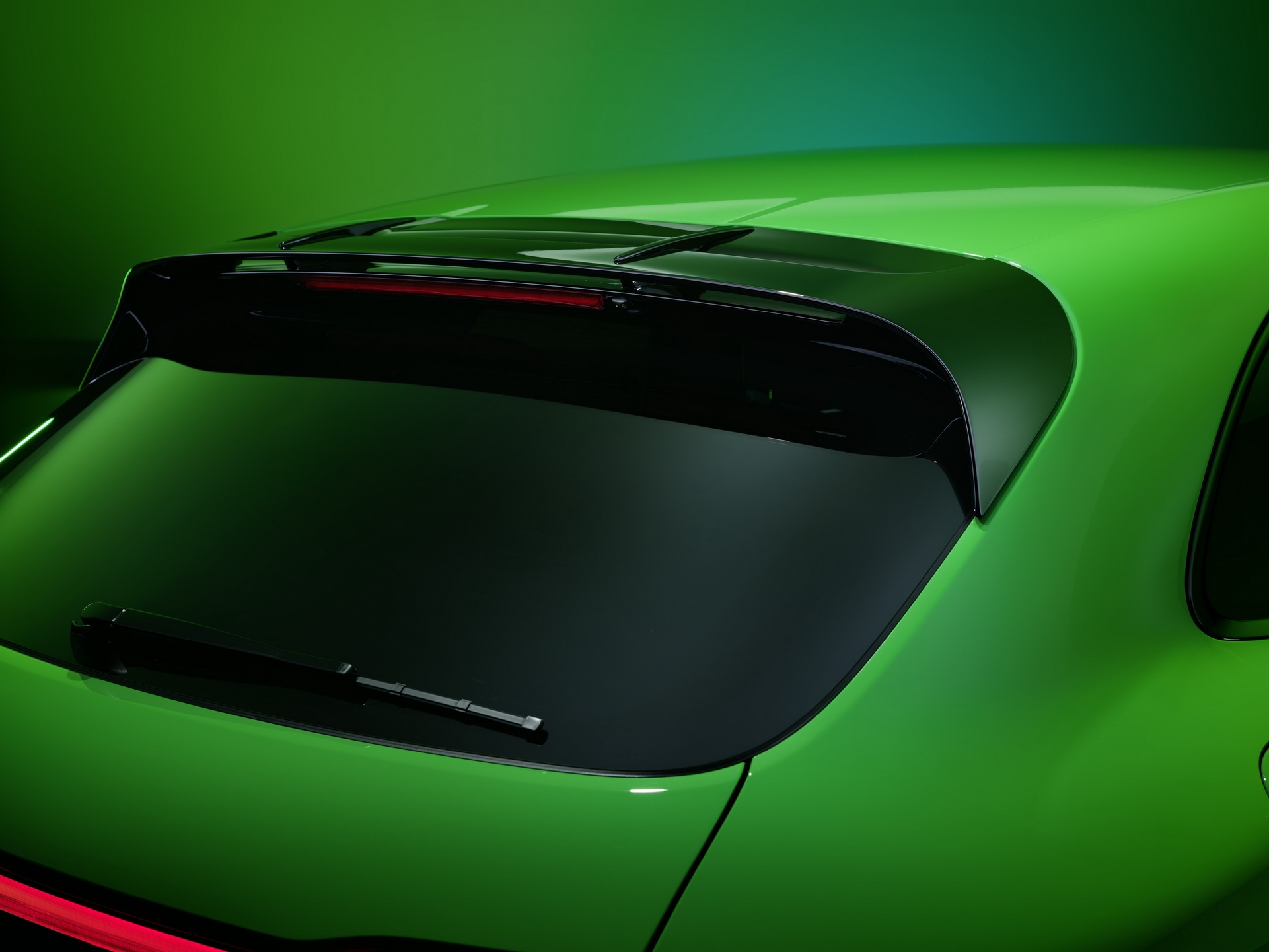 Download 2022 Porsche Macan GTS with Sport Package - Spoiler HD Wallpaper 1921x1441 #26