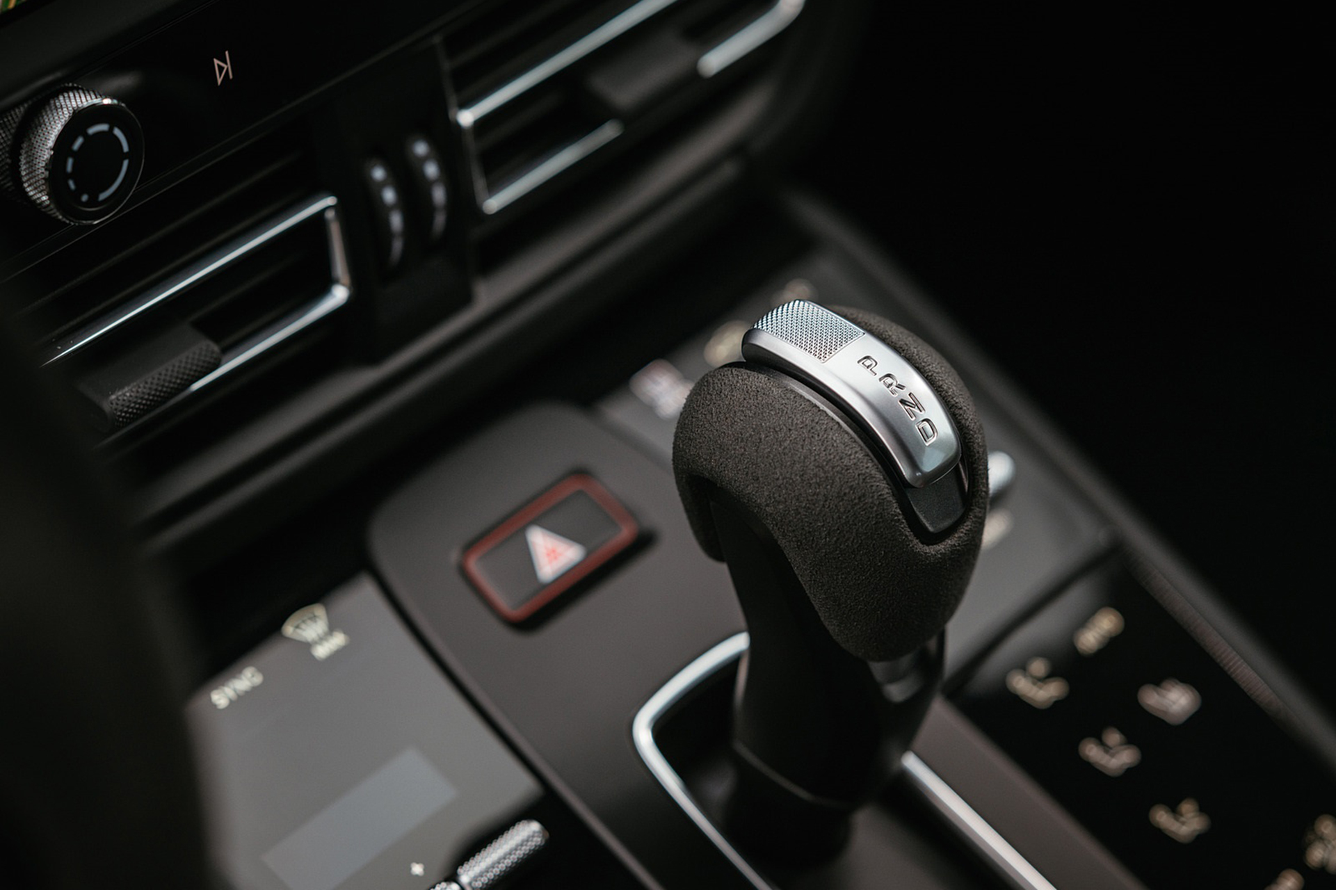 Download 2022 Porsche Macan GTS with Sport package - Central Console HD Wallpaper 1921x1280 #181