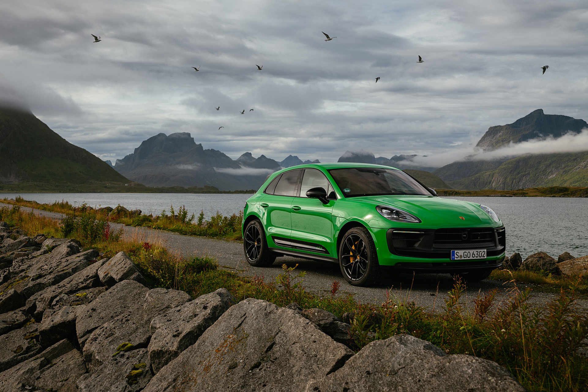 Download 2022 Porsche Macan GTS with Sport package - Front Three-Quarter HD Wallpaper 1921x1281 #138