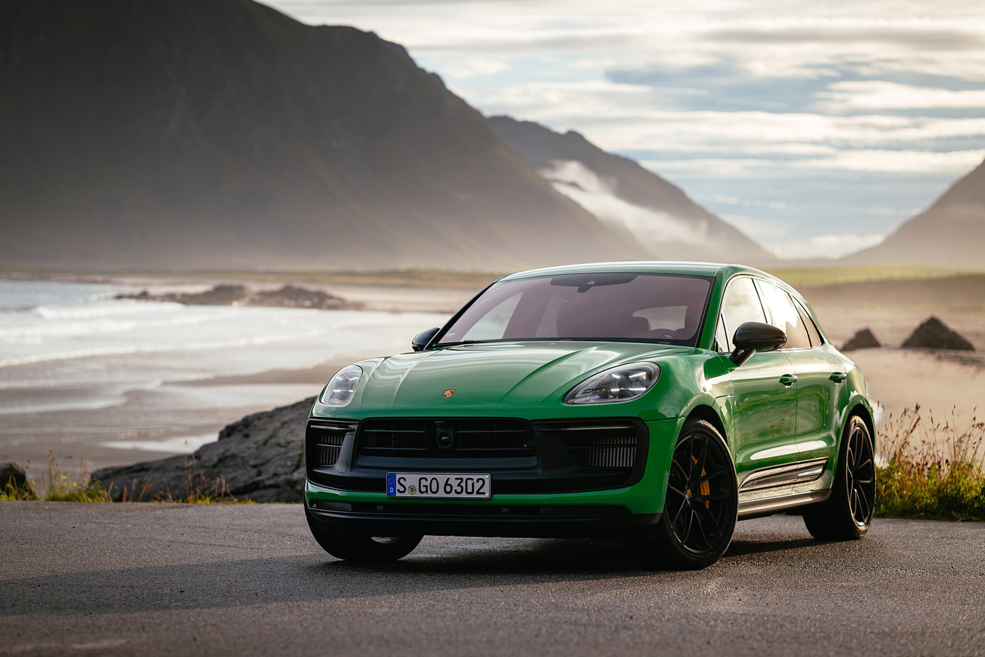 Download 2022 Porsche Macan GTS with Sport package - Front Three-Quarter HD Wallpaper 1921x1281 #146
