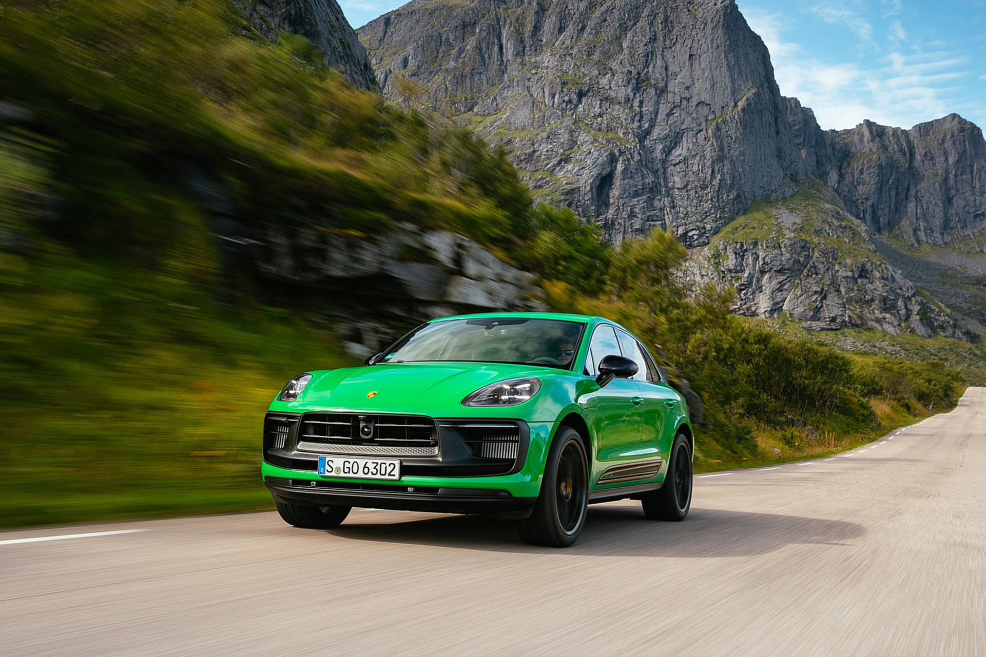 Download 2022 Porsche Macan GTS with Sport package - Front Three-Quarter HD Wallpaper 1921x1281 #114