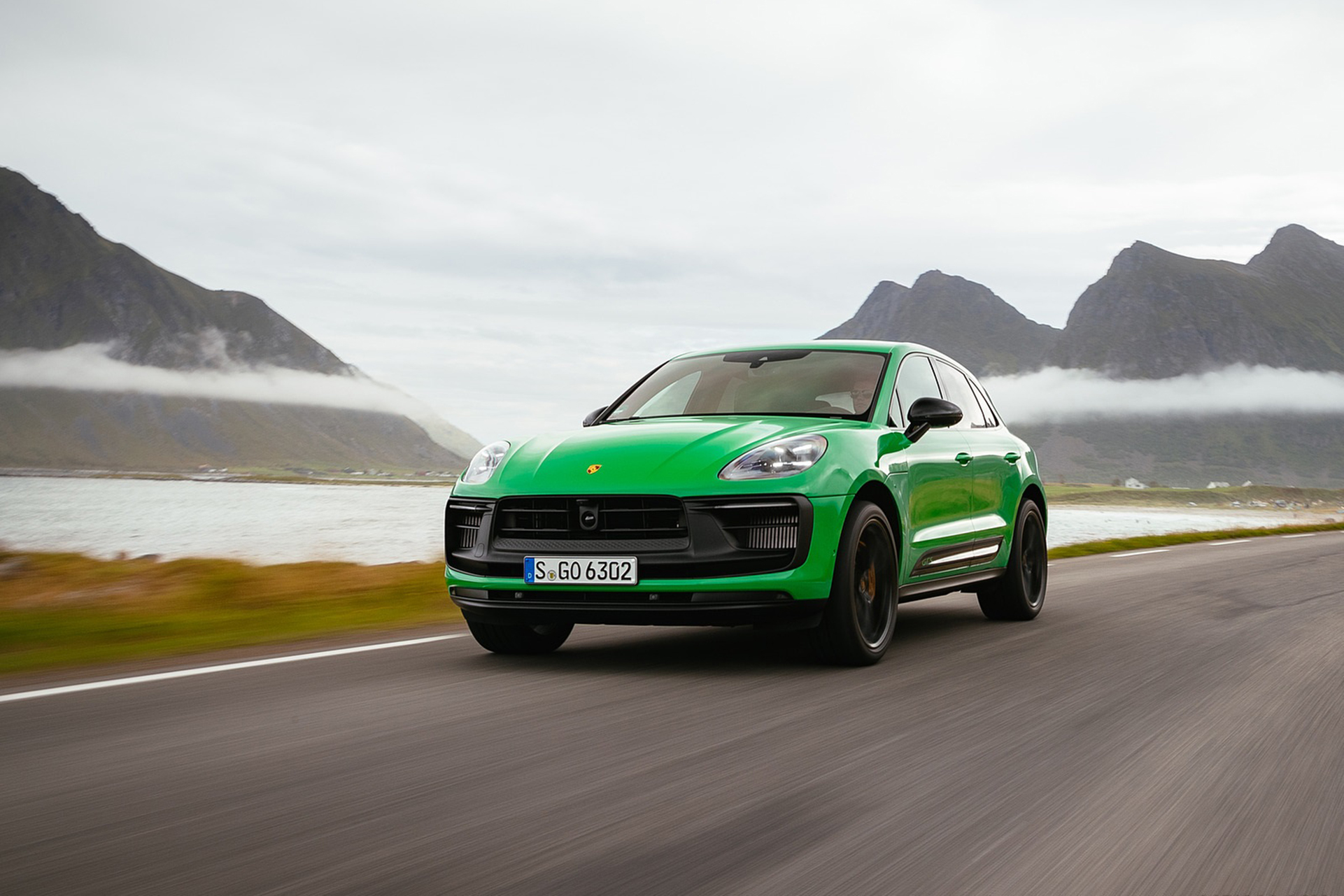 Download 2022 Porsche Macan GTS with Sport package - Front Three-Quarter HD Wallpaper 1921x1281 #110