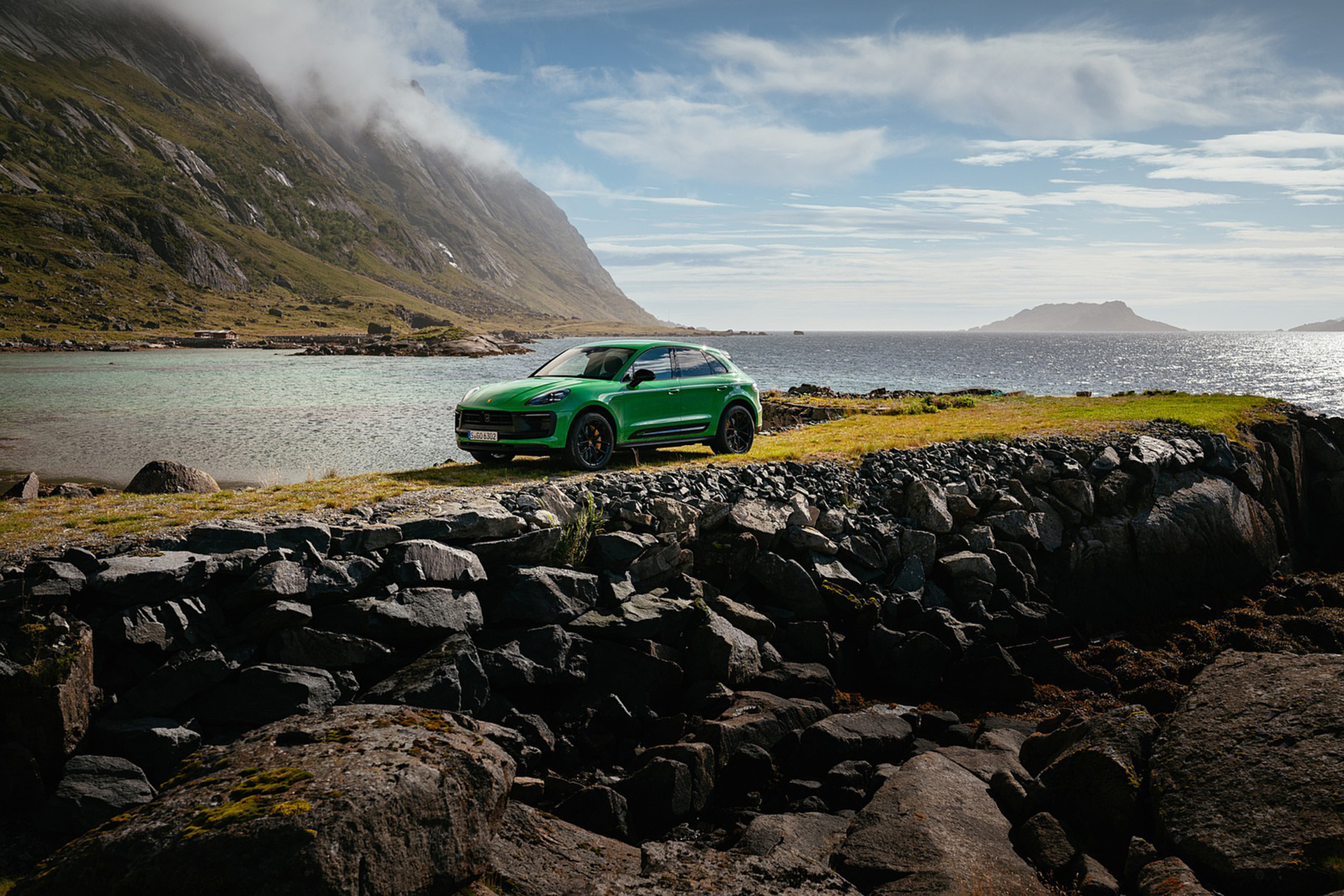 Download 2022 Porsche Macan GTS with Sport package - Front Three-Quarter HD Wallpaper 1921x1281 #139