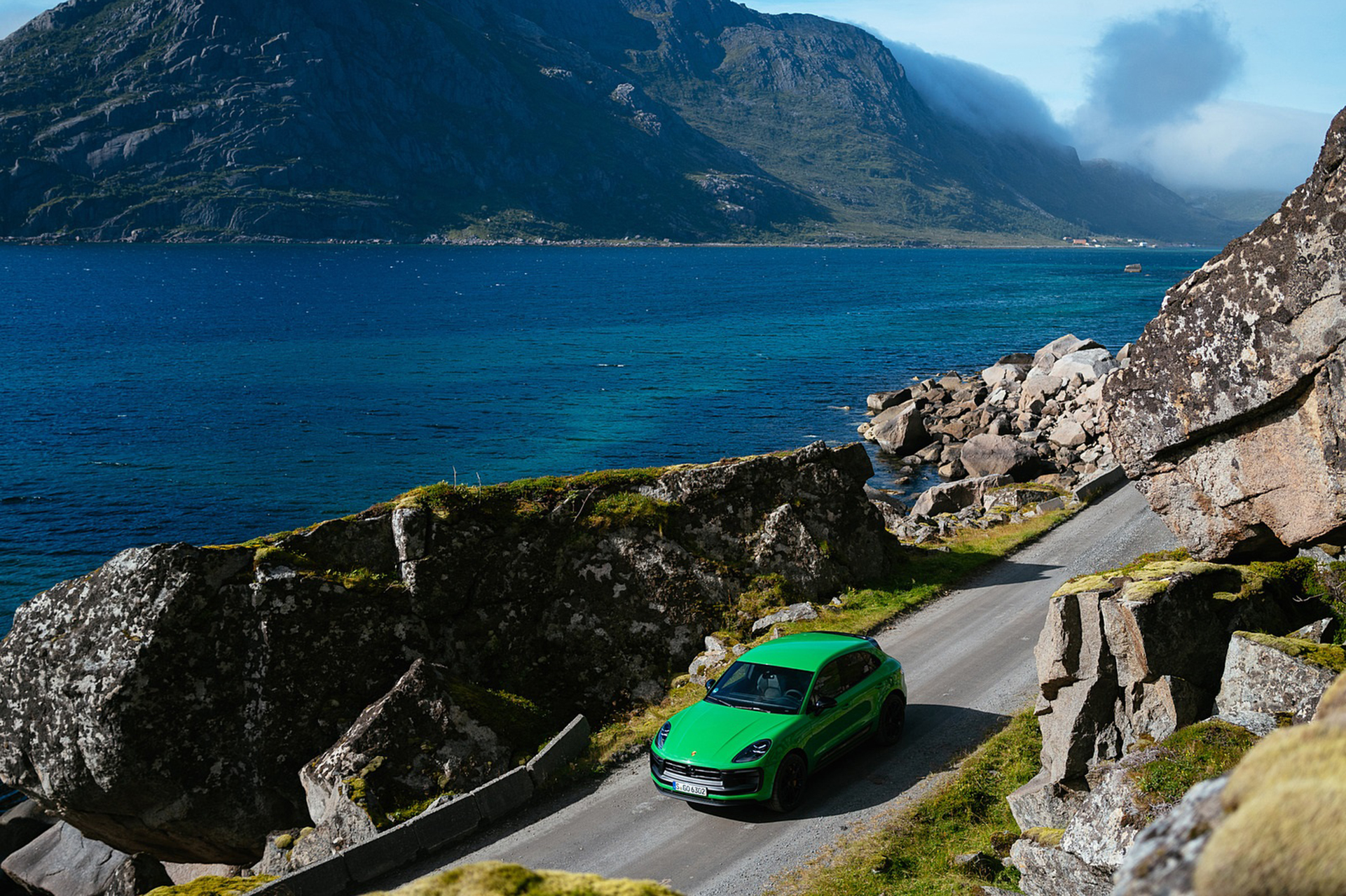 Download 2022 Porsche Macan GTS with Sport package - Front Three-Quarter HD Wallpaper 1921x1280 #126