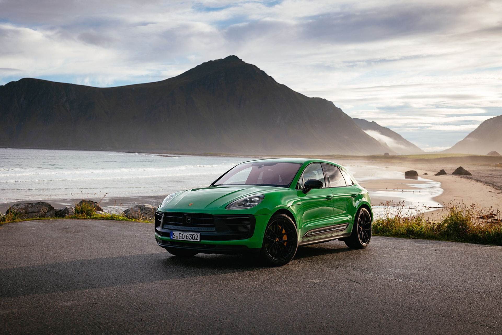 Download 2022 Porsche Macan GTS with Sport package - Front Three-Quarter HD Wallpaper 1921x1281 #147
