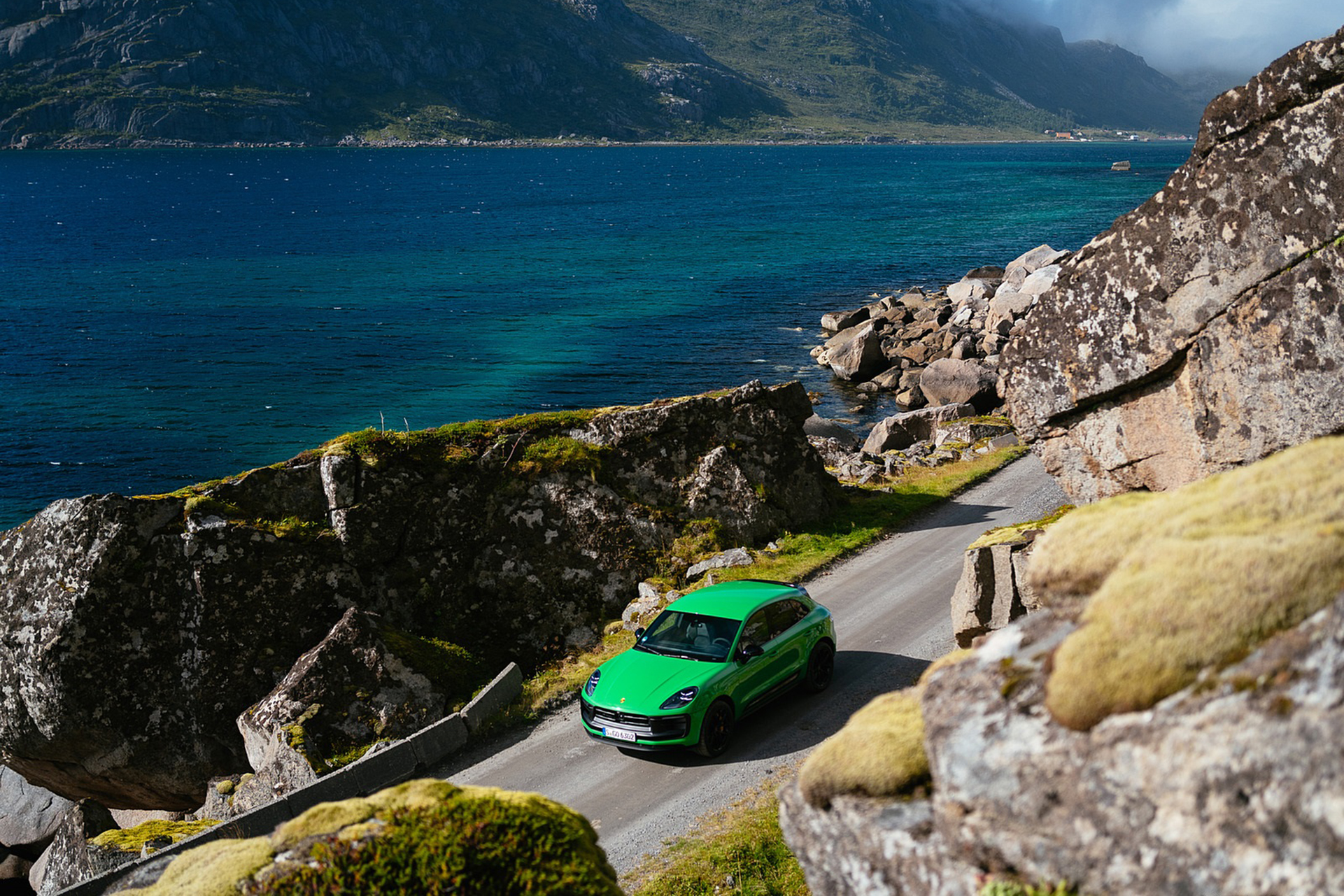 Download 2022 Porsche Macan GTS with Sport package - Front Three-Quarter HD Wallpaper 1921x1281 #127