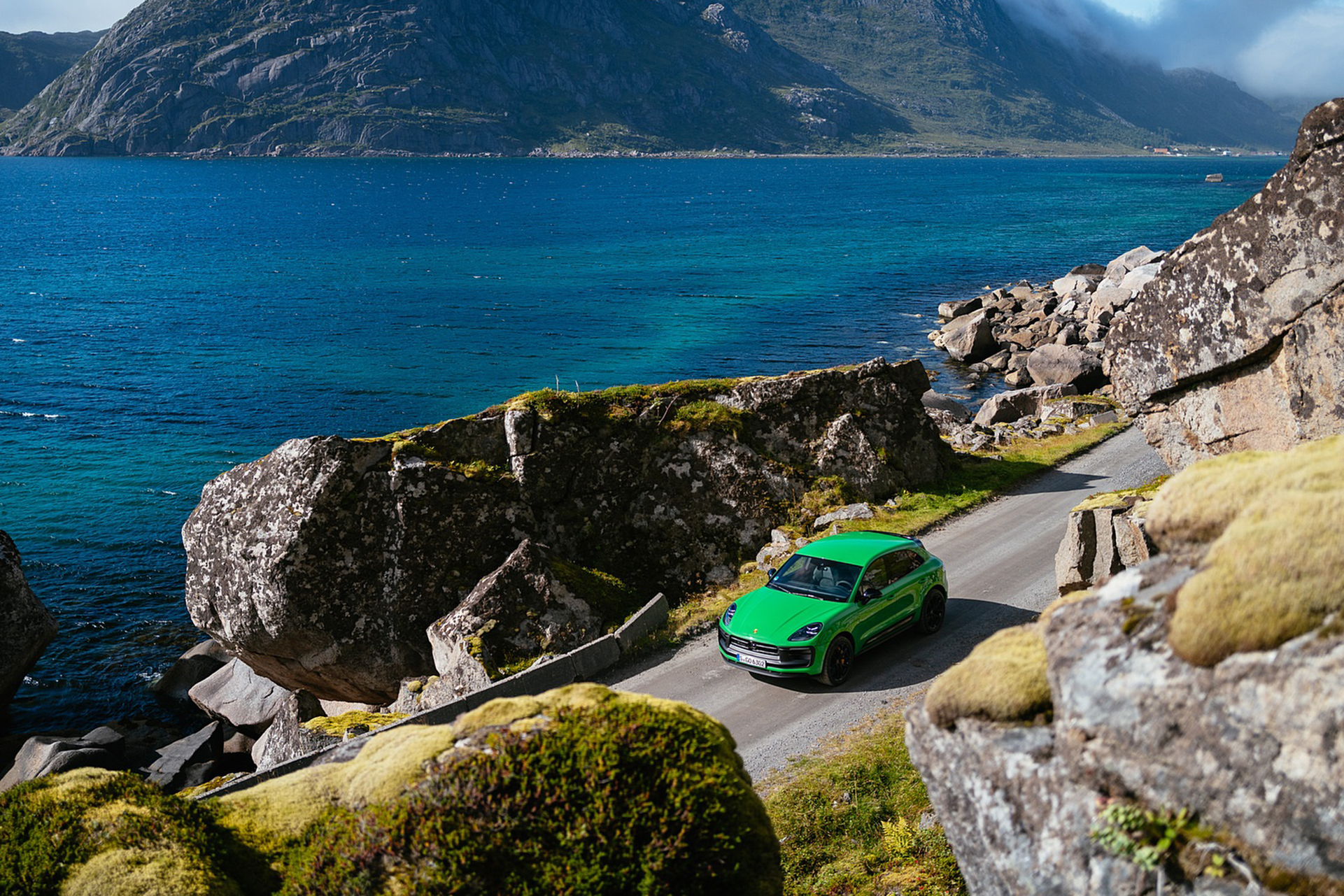 Download 2022 Porsche Macan GTS with Sport package - Front Three-Quarter HD Wallpaper 1921x1281 #128