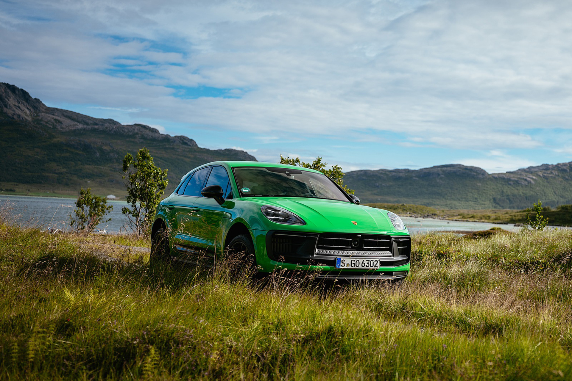 Download 2022 Porsche Macan GTS with Sport package - Front Three-Quarter HD Wallpaper 1921x1281 #136