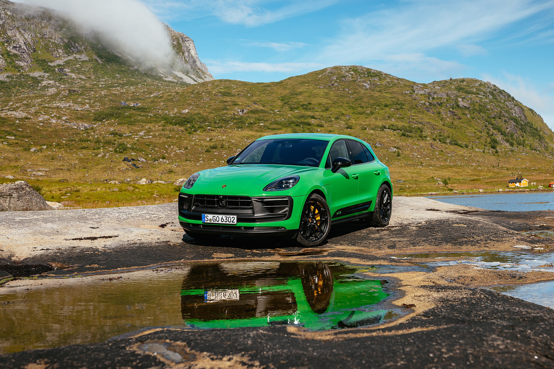 Download 2022 Porsche Macan GTS with Sport package - Front Three-Quarter HD Wallpaper 1921x1281 #134