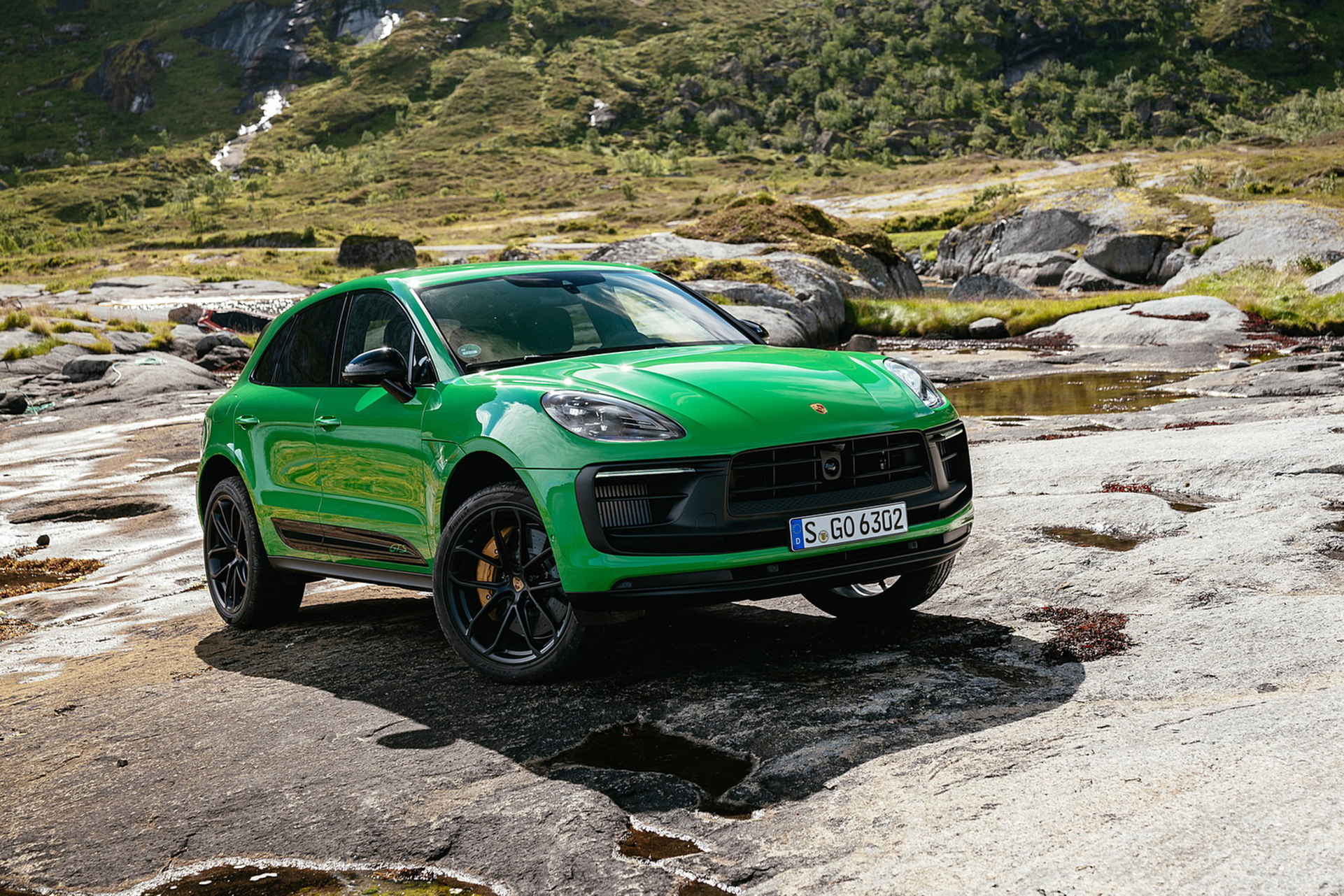 Download 2022 Porsche Macan GTS with Sport package - Front Three-Quarter HD Wallpaper 1921x1281 #131