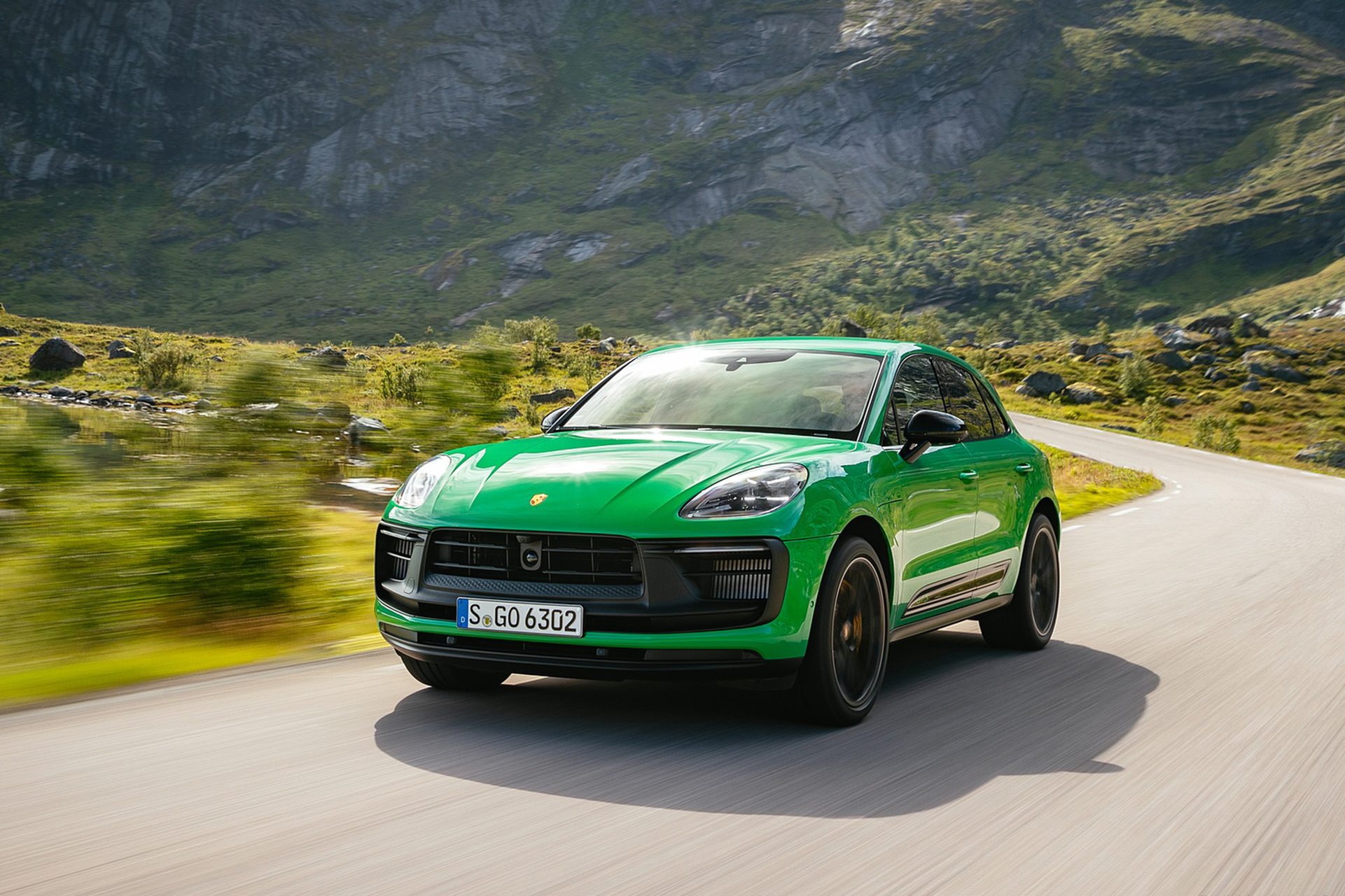 Download 2022 Porsche Macan GTS with Sport package - Front HD Wallpaper 1921x1281 #116