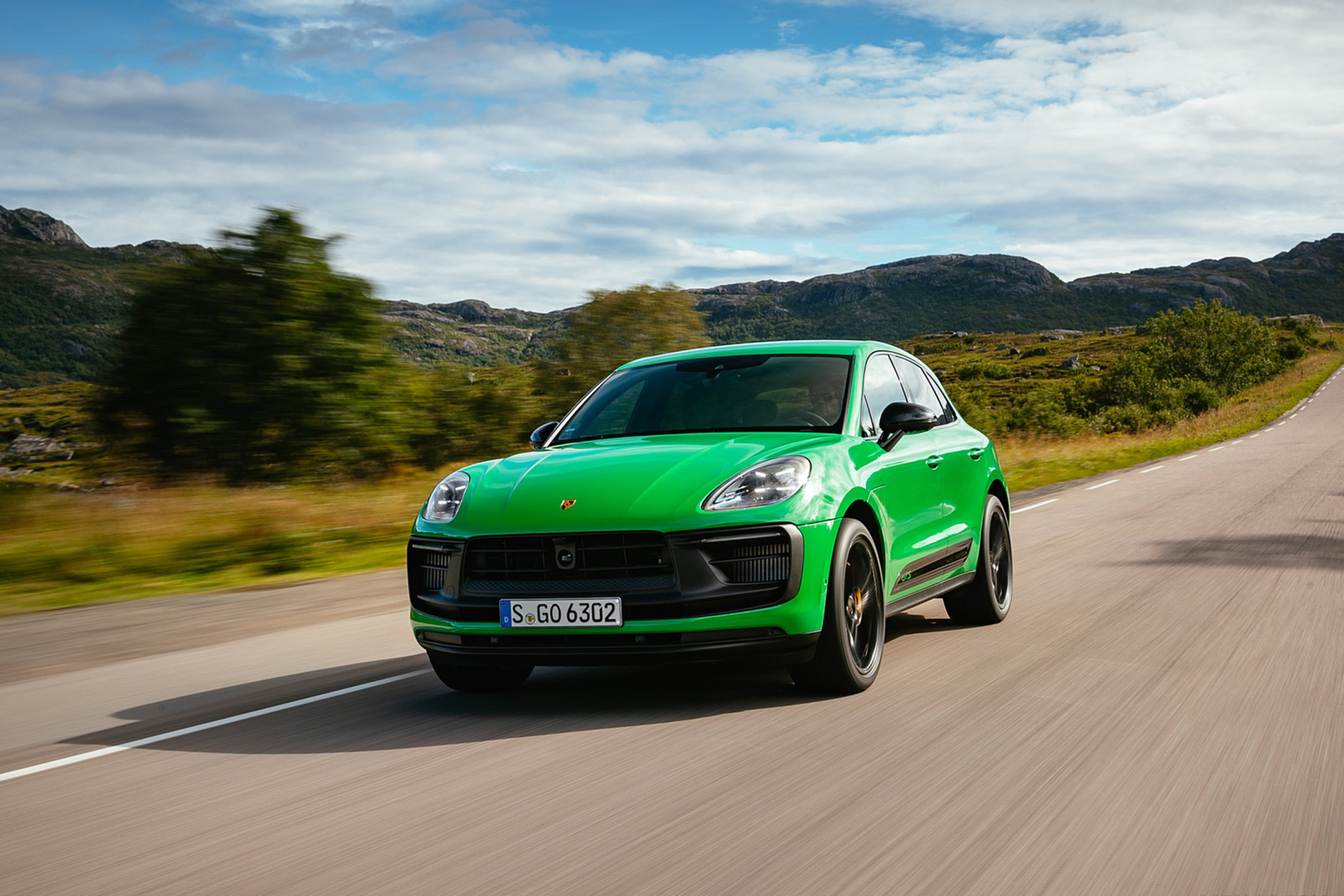 Download 2022 Porsche Macan GTS with Sport package - Front HD Wallpaper 1921x1281 #117