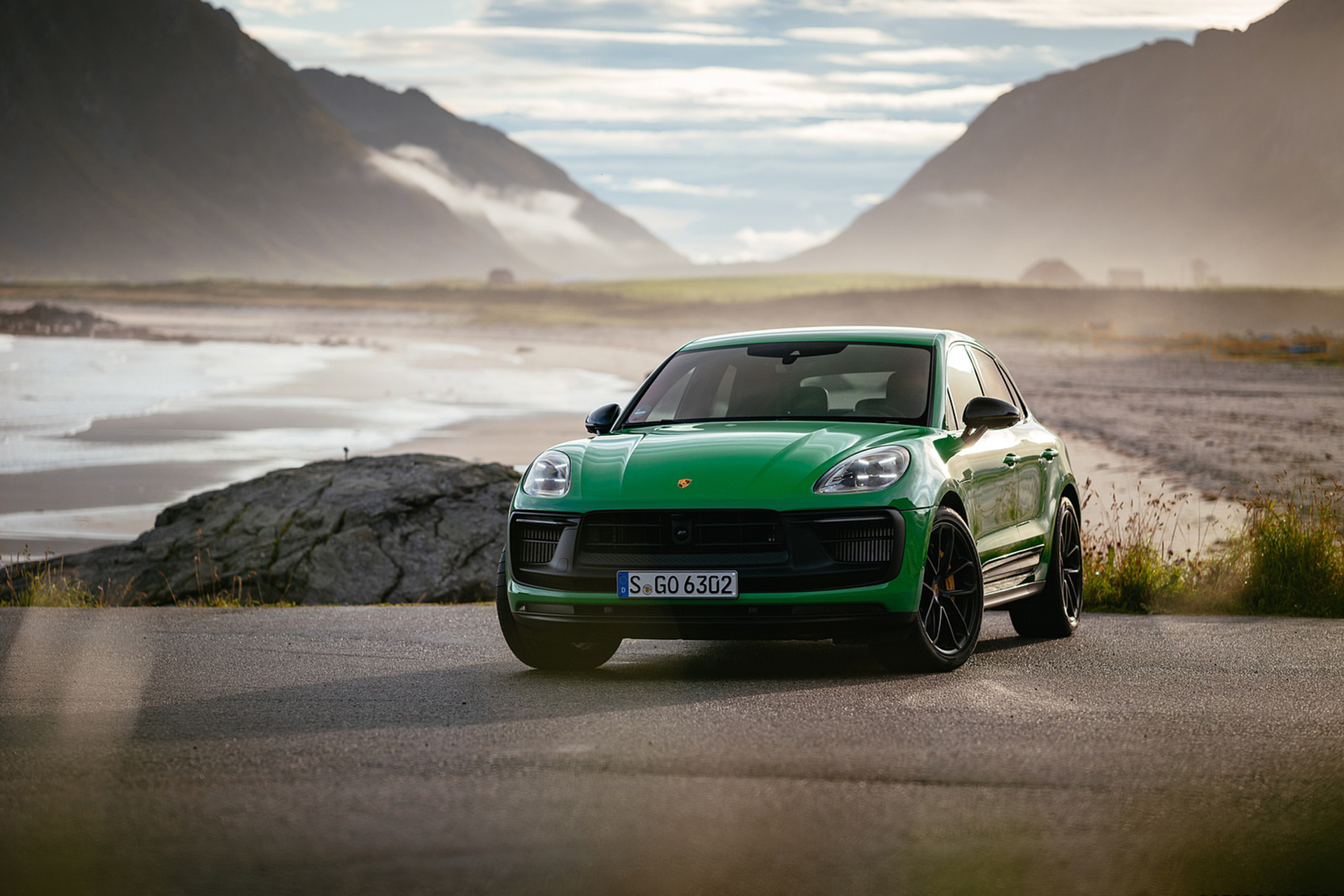 Download 2022 Porsche Macan GTS with Sport package - Front HD Wallpaper 1921x1281 #153