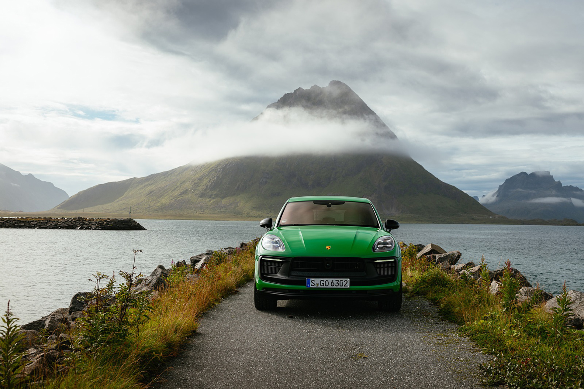 Download 2022 Porsche Macan GTS with Sport package - Front HD Wallpaper 1921x1281 #137