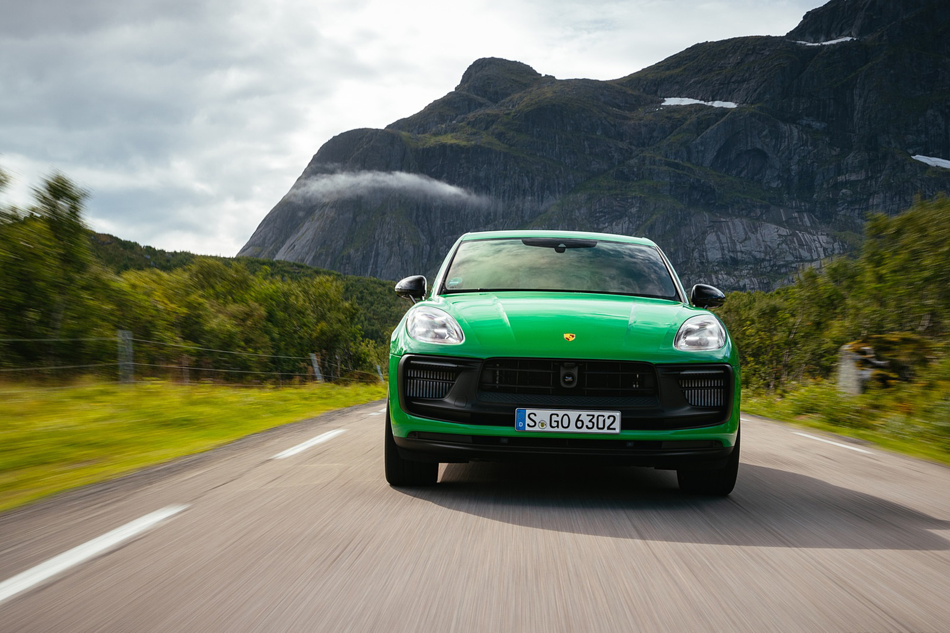 Download 2022 Porsche Macan GTS with Sport package - Front HD Wallpaper 1921x1281 #111