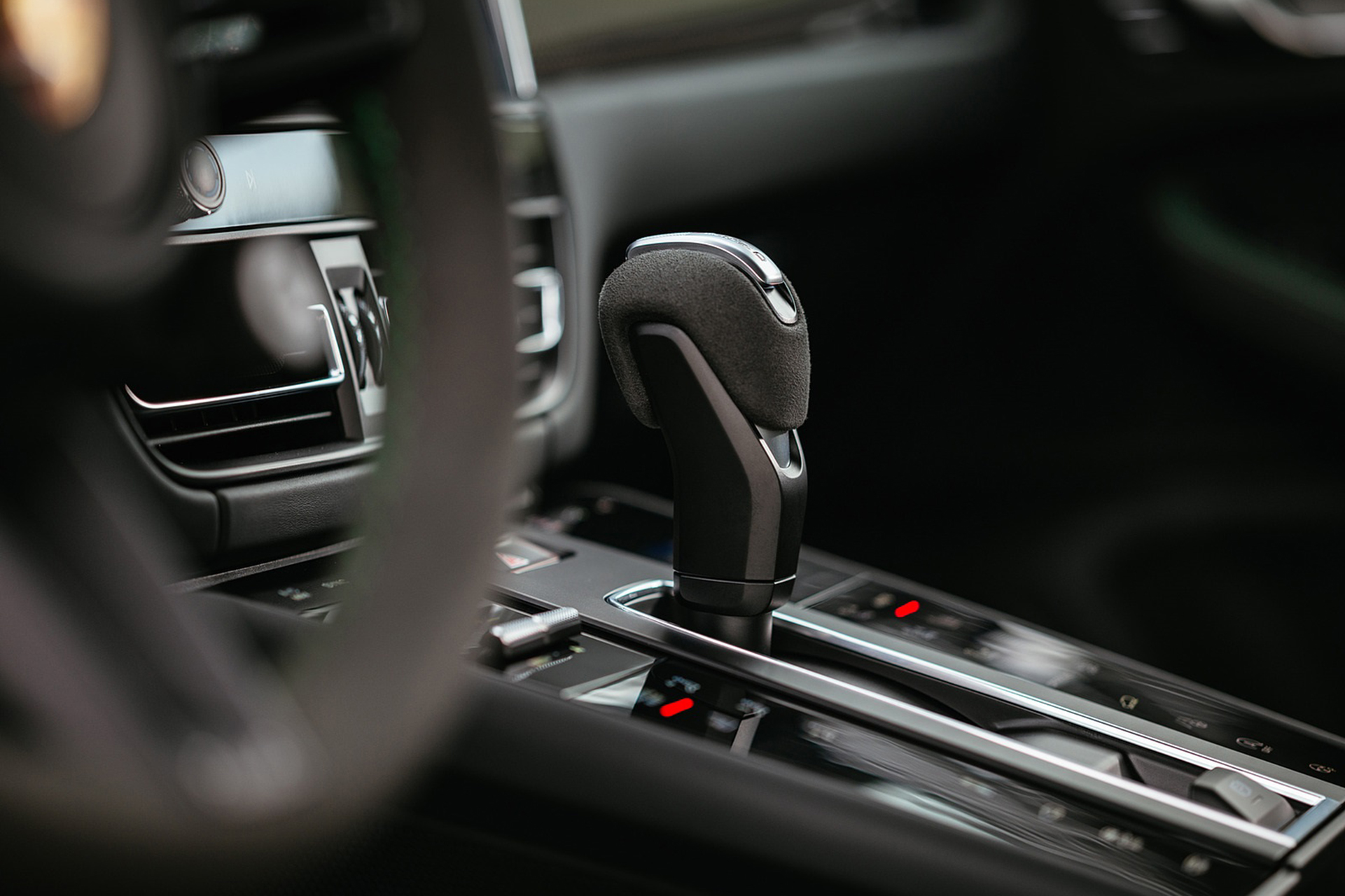 Download 2022 Porsche Macan GTS with Sport package - Interior, Detail HD Wallpaper 1921x1280 #178