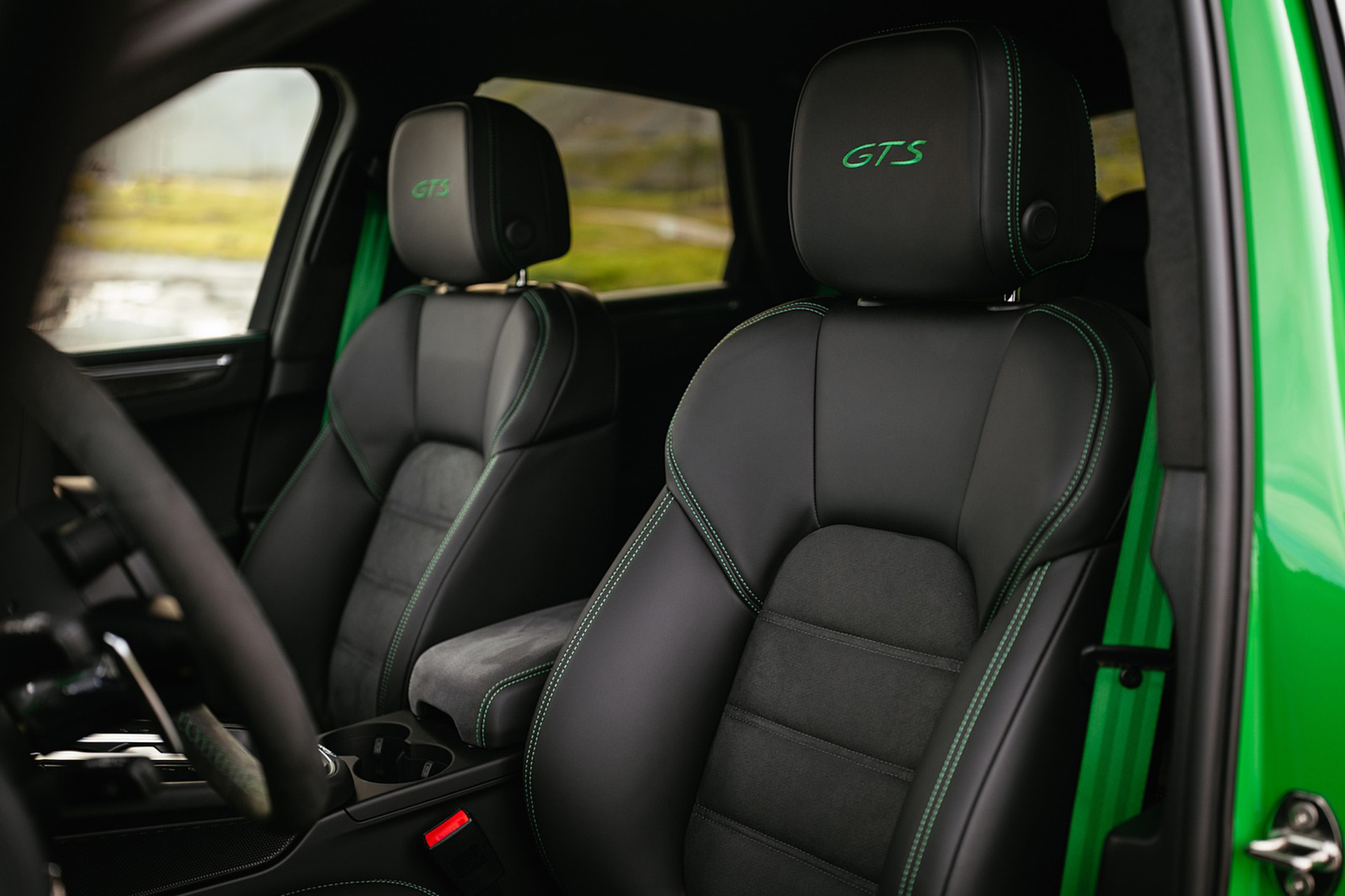 Download 2022 Porsche Macan GTS with Sport package - Interior, Front Seats HD Wallpaper 1921x1280 #187