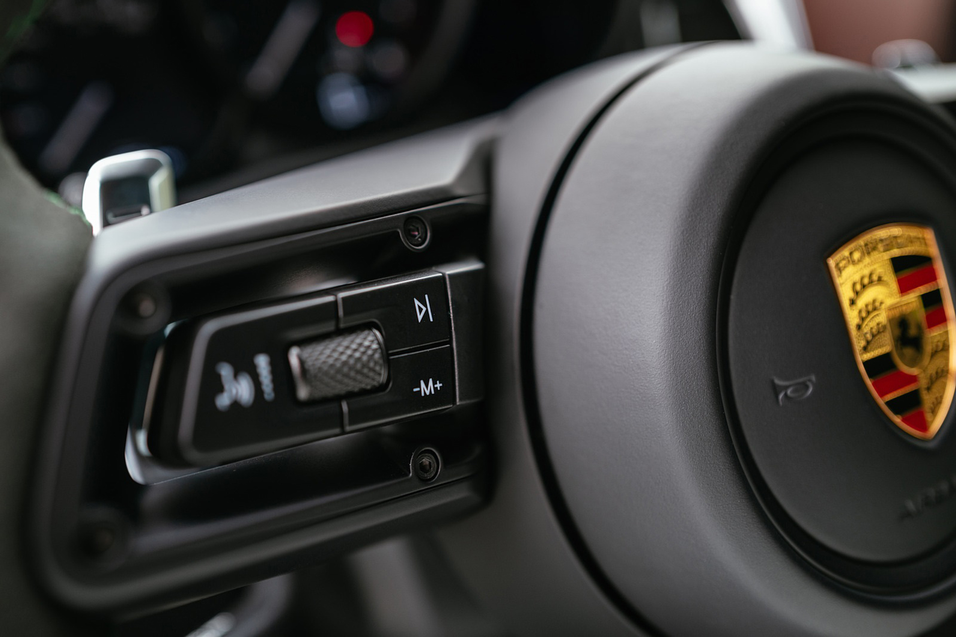 Download 2022 Porsche Macan GTS with Sport package - Interior, Steering Wheel HD Wallpaper 1921x1280 #177