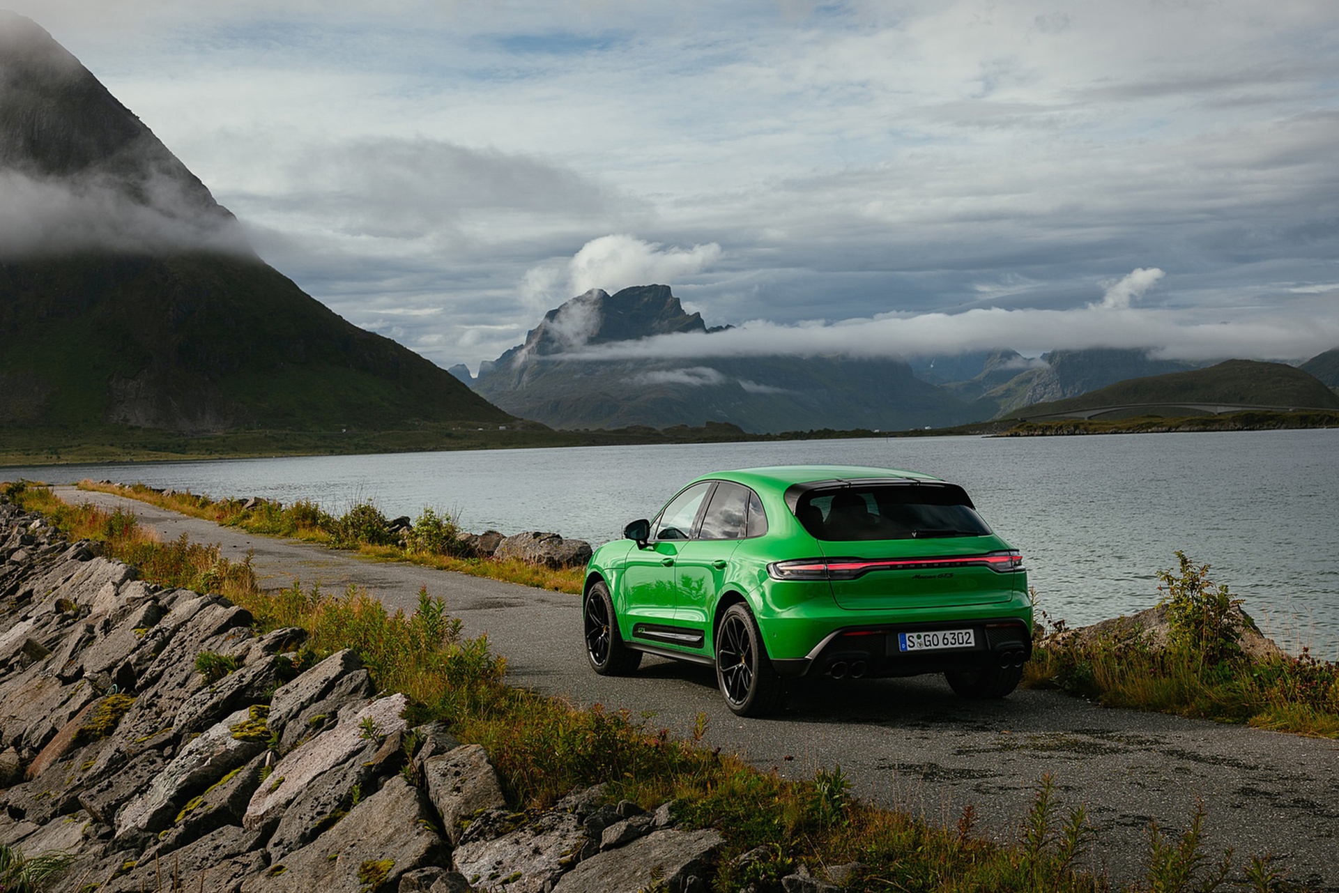 Download 2022 Porsche Macan GTS with Sport package - Rear Three-Quarter HD Wallpaper 1921x1281 #140