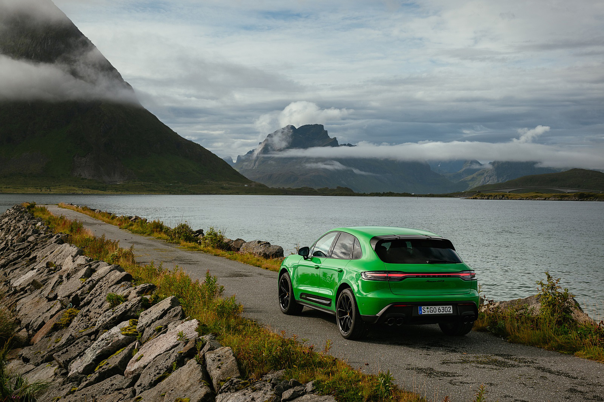 Download 2022 Porsche Macan GTS with Sport package - Rear Three-Quarter HD Wallpaper 1921x1281 #141
