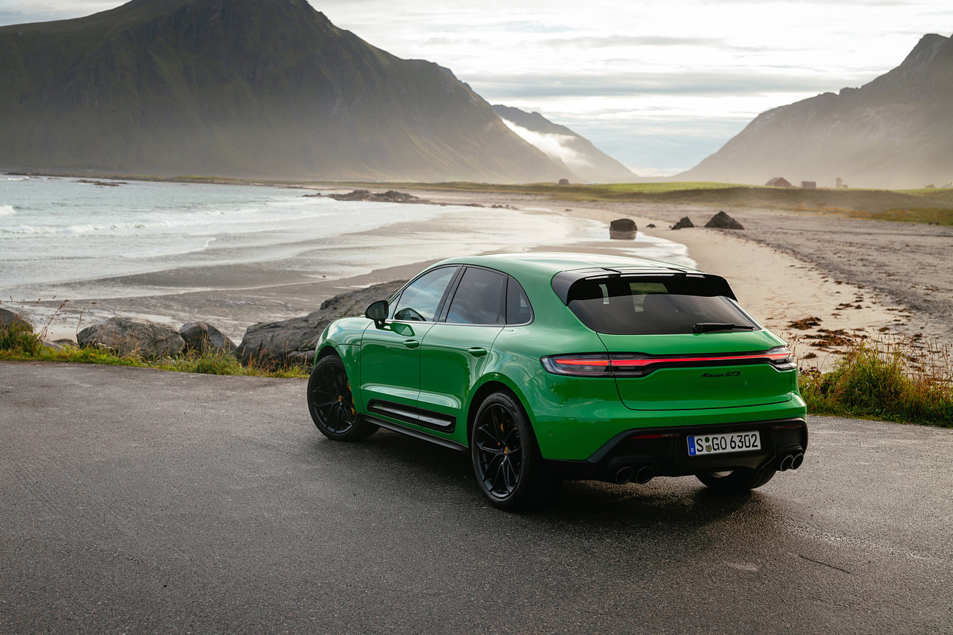 Download 2022 Porsche Macan GTS with Sport package - Rear Three-Quarter HD Wallpaper 1921x1281 #155