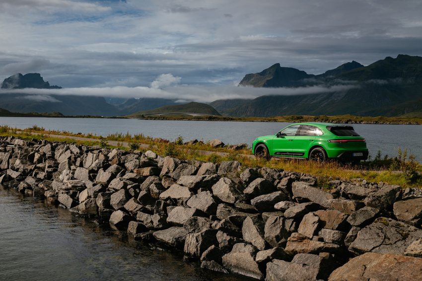 2022 Porsche Macan GTS with Sport package - Rear Three-Quarter Wallpaper 850x566 #143