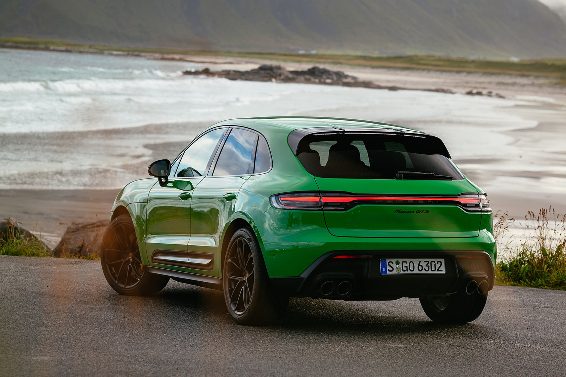 Download 2022 Porsche Macan GTS with Sport package - Rear Three-Quarter HD Wallpaper 1921x1281 #157