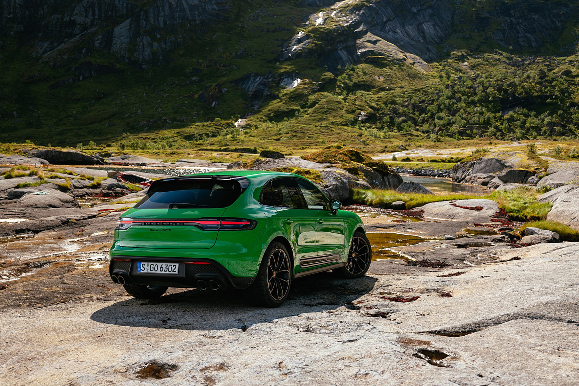 Download 2022 Porsche Macan GTS with Sport package - Rear Three-Quarter HD Wallpaper 1921x1281 #132