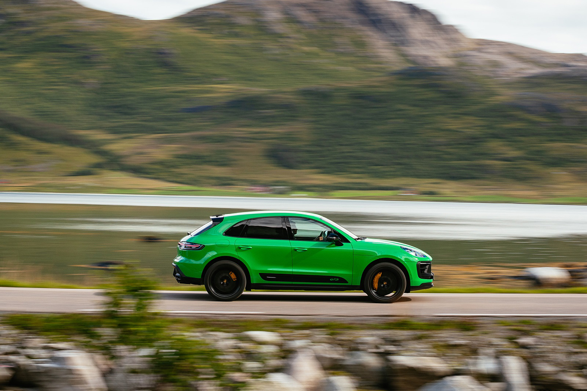 Download 2022 Porsche Macan GTS with Sport package - Side HD Wallpaper 1921x1281 #122