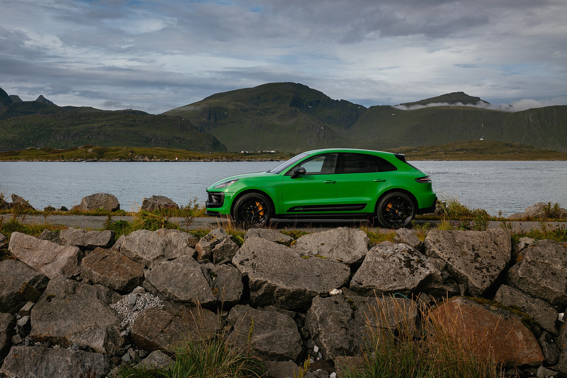 Download 2022 Porsche Macan GTS with Sport package - Side HD Wallpaper 1921x1281 #144