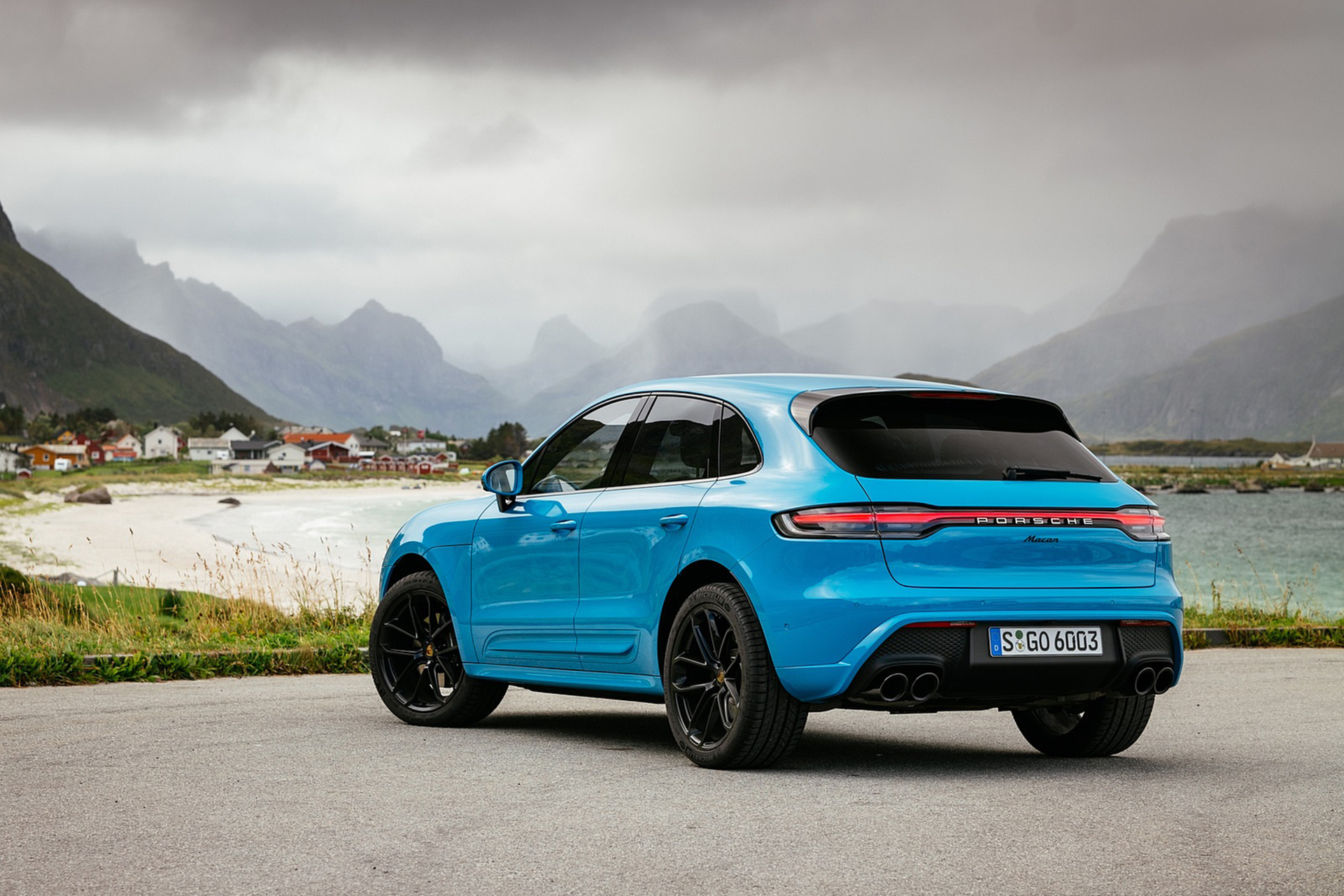 Download 2022 Porsche Macan - Rear Three-Quarter HD Wallpaper 1921x1281 #16