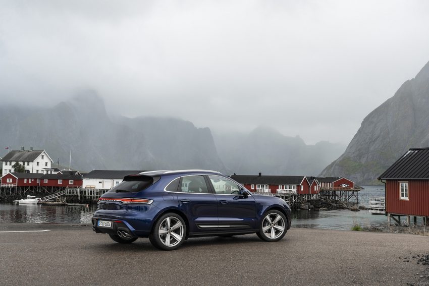 2022 Porsche Macan - Rear Three-Quarter Wallpaper 850x567 #59
