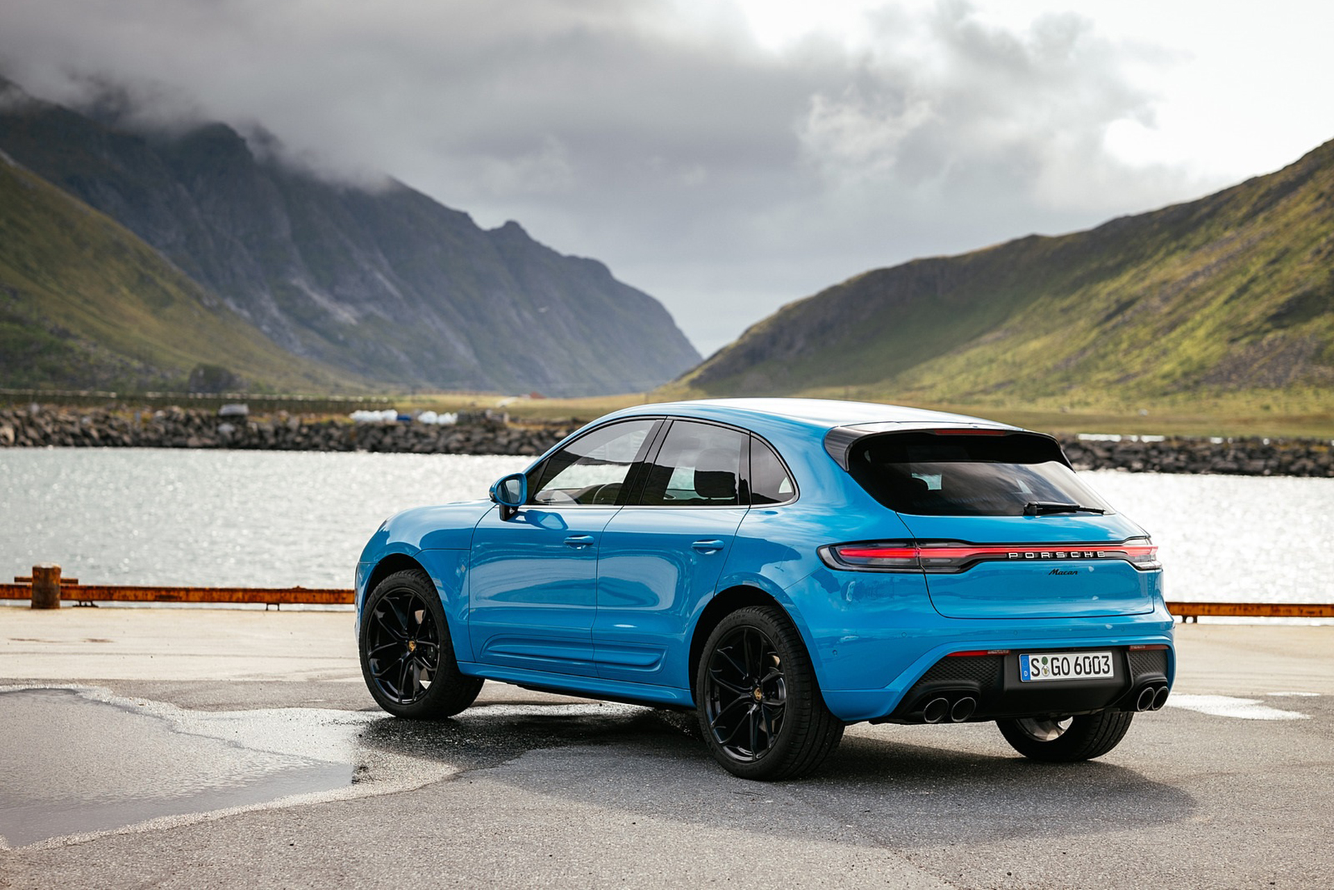 Download 2022 Porsche Macan - Rear Three-Quarter HD Wallpaper 1921x1281 #18