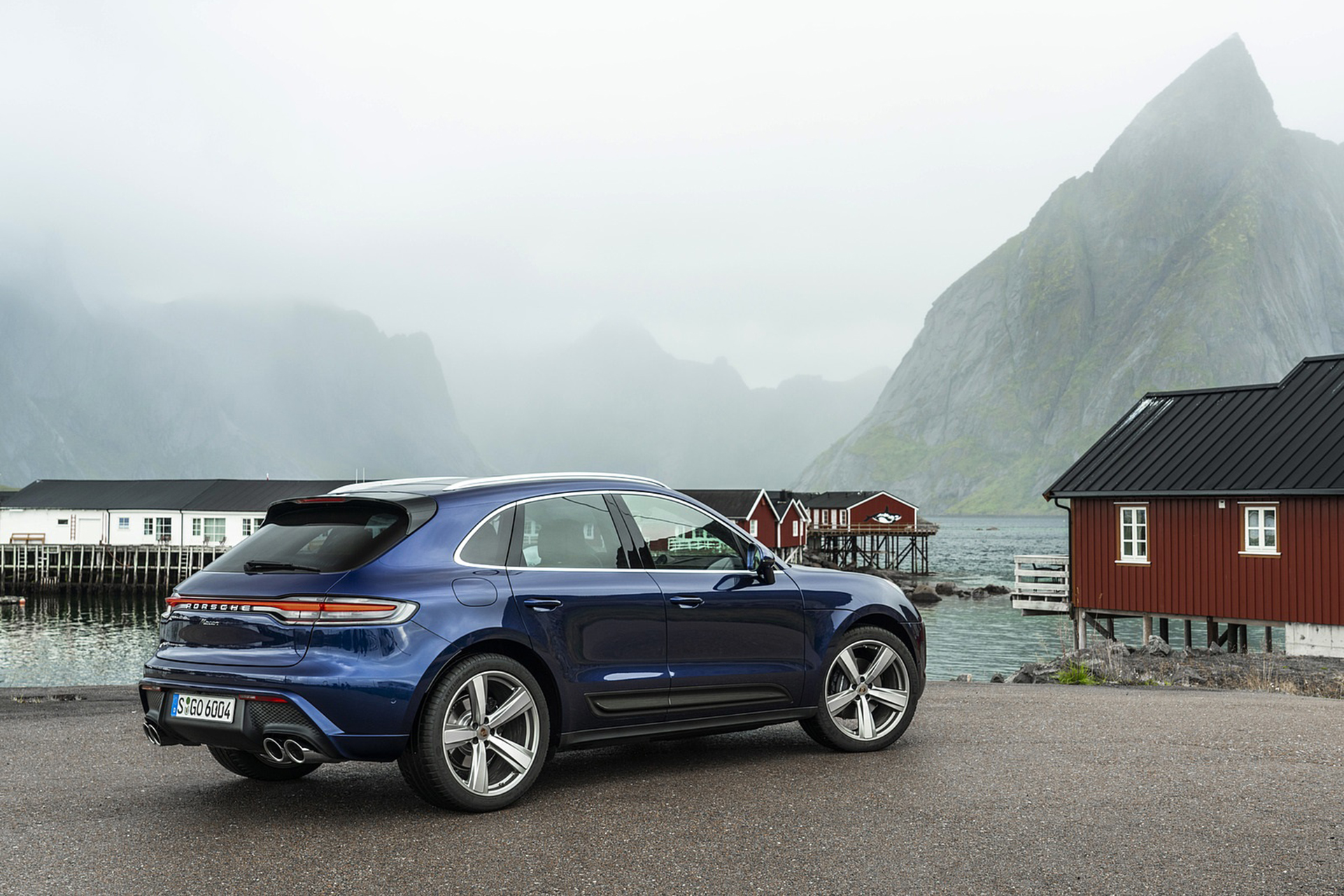 Download 2022 Porsche Macan - Rear Three-Quarter HD Wallpaper 1921x1281 #60