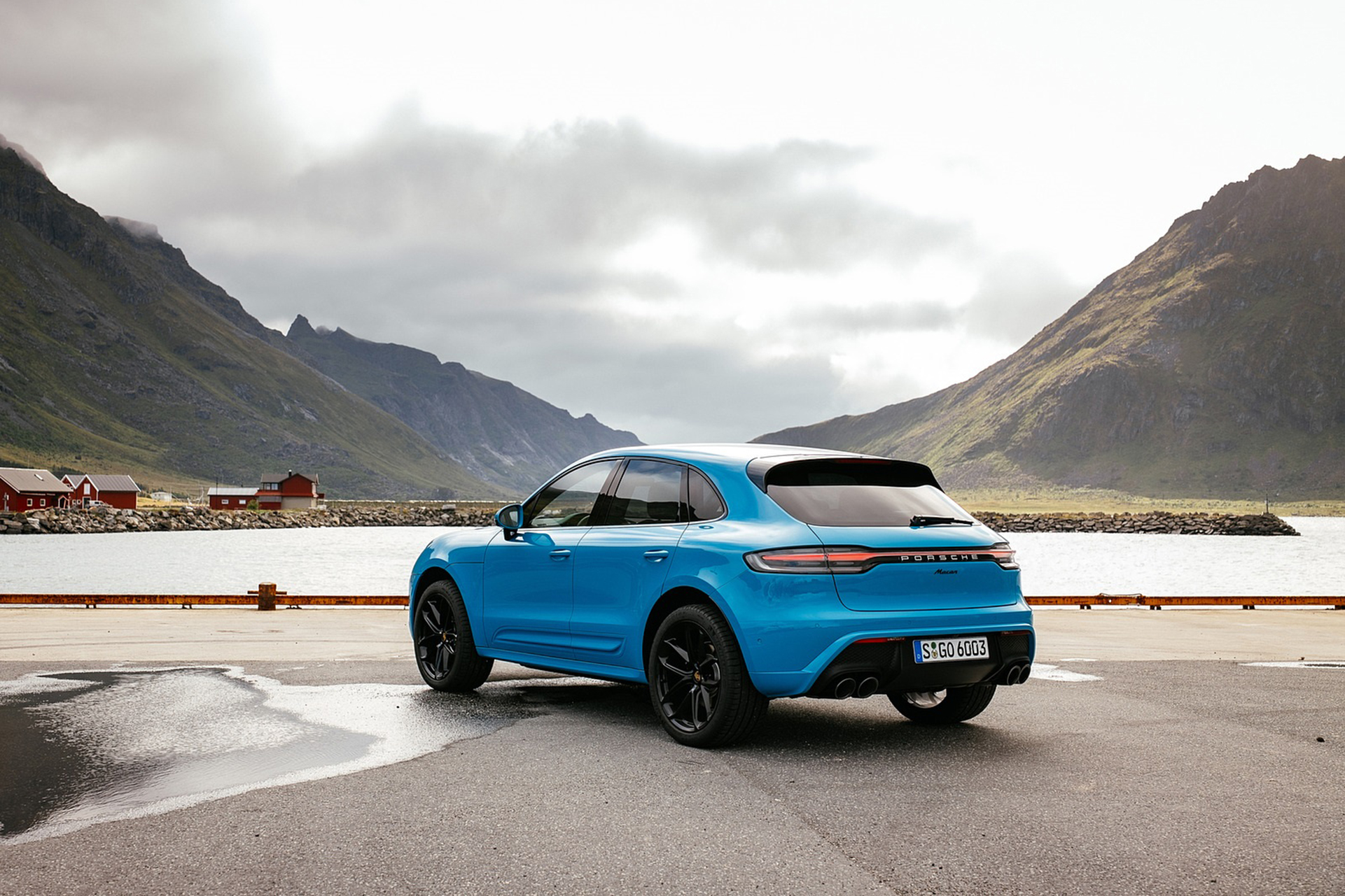 Download 2022 Porsche Macan - Rear Three-Quarter HD Wallpaper 1921x1281 #19
