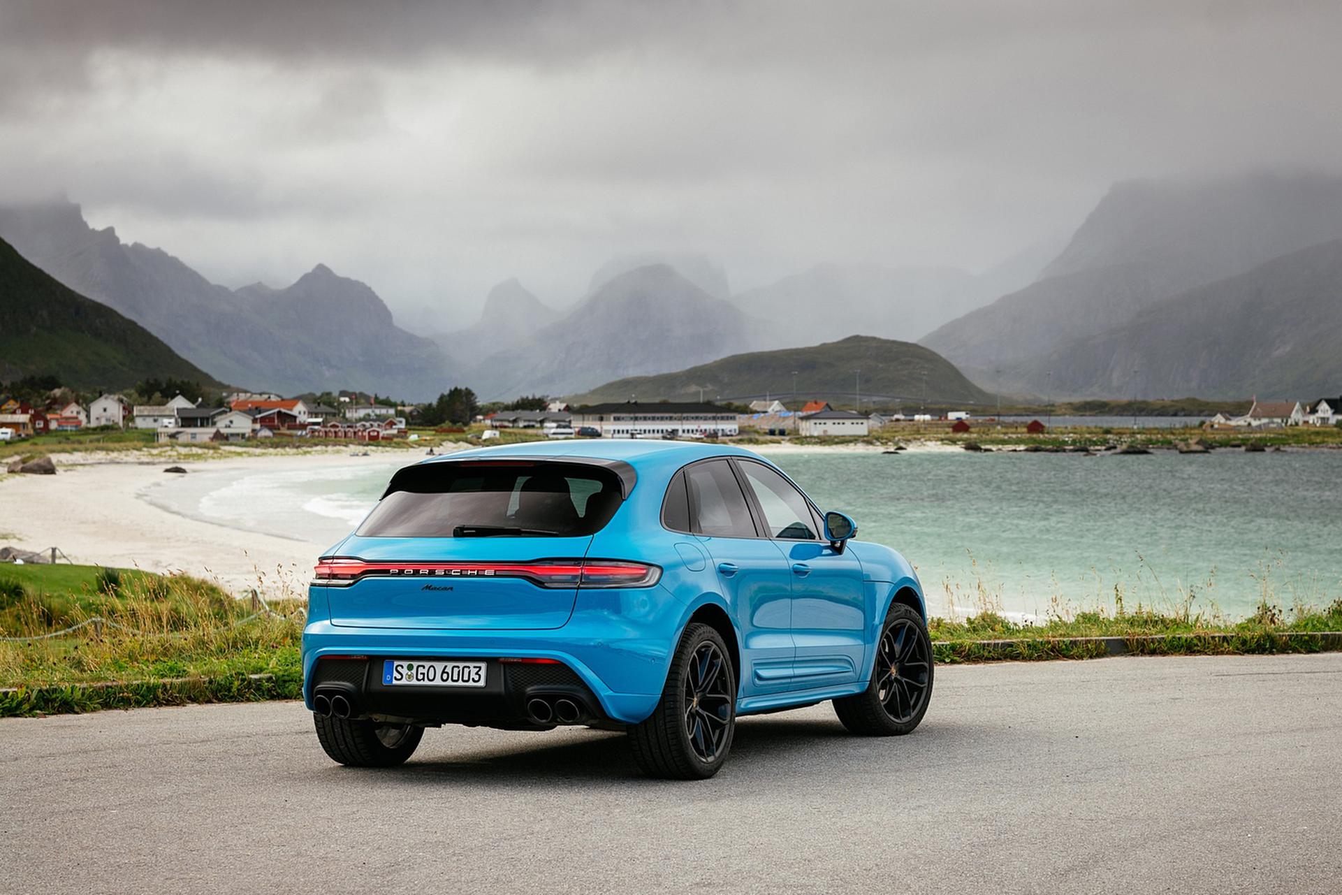 Download 2022 Porsche Macan - Rear Three-Quarter HD Wallpaper 1921x1281 #20
