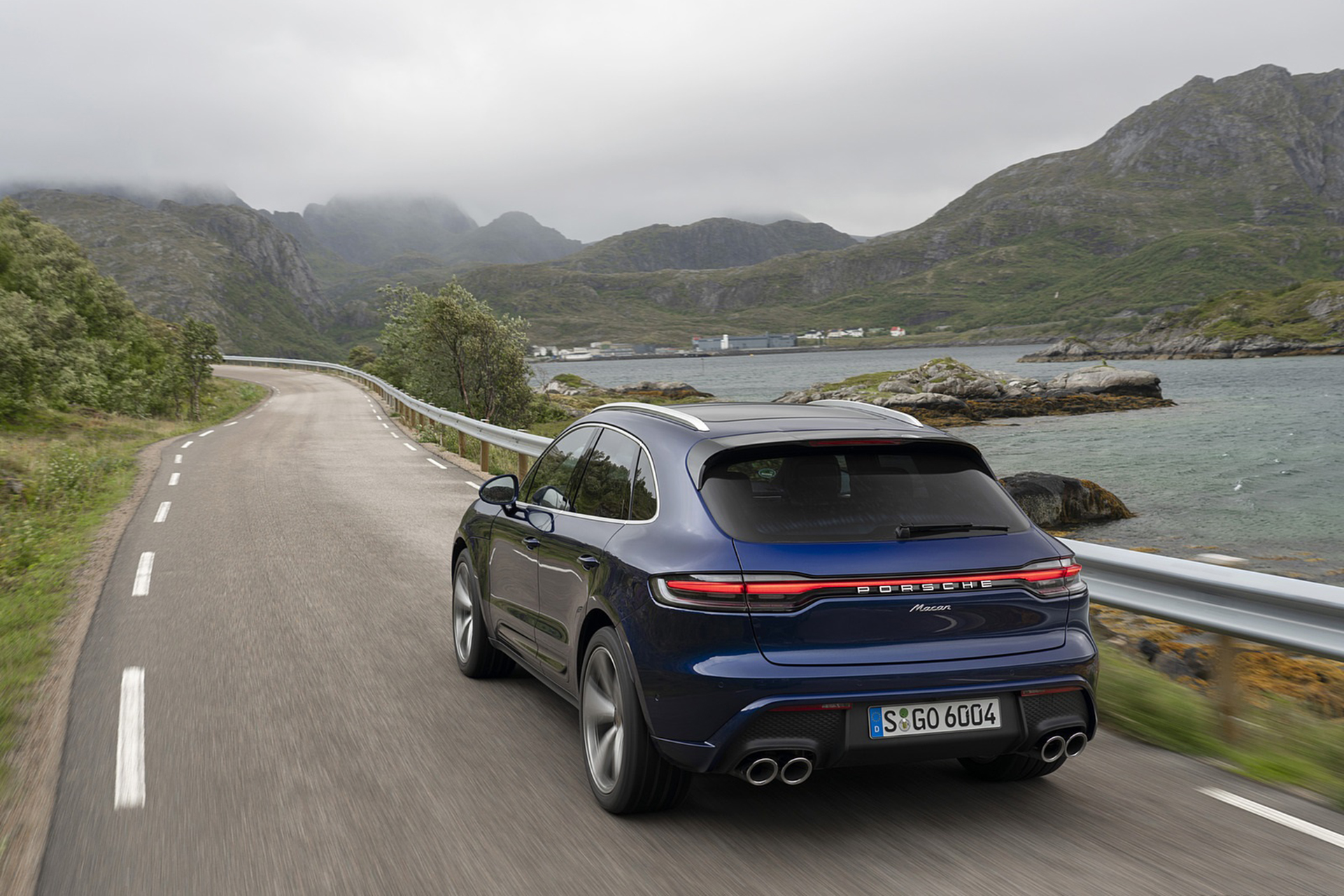 Download 2022 Porsche Macan - Rear HD Wallpaper 1921x1281 #33