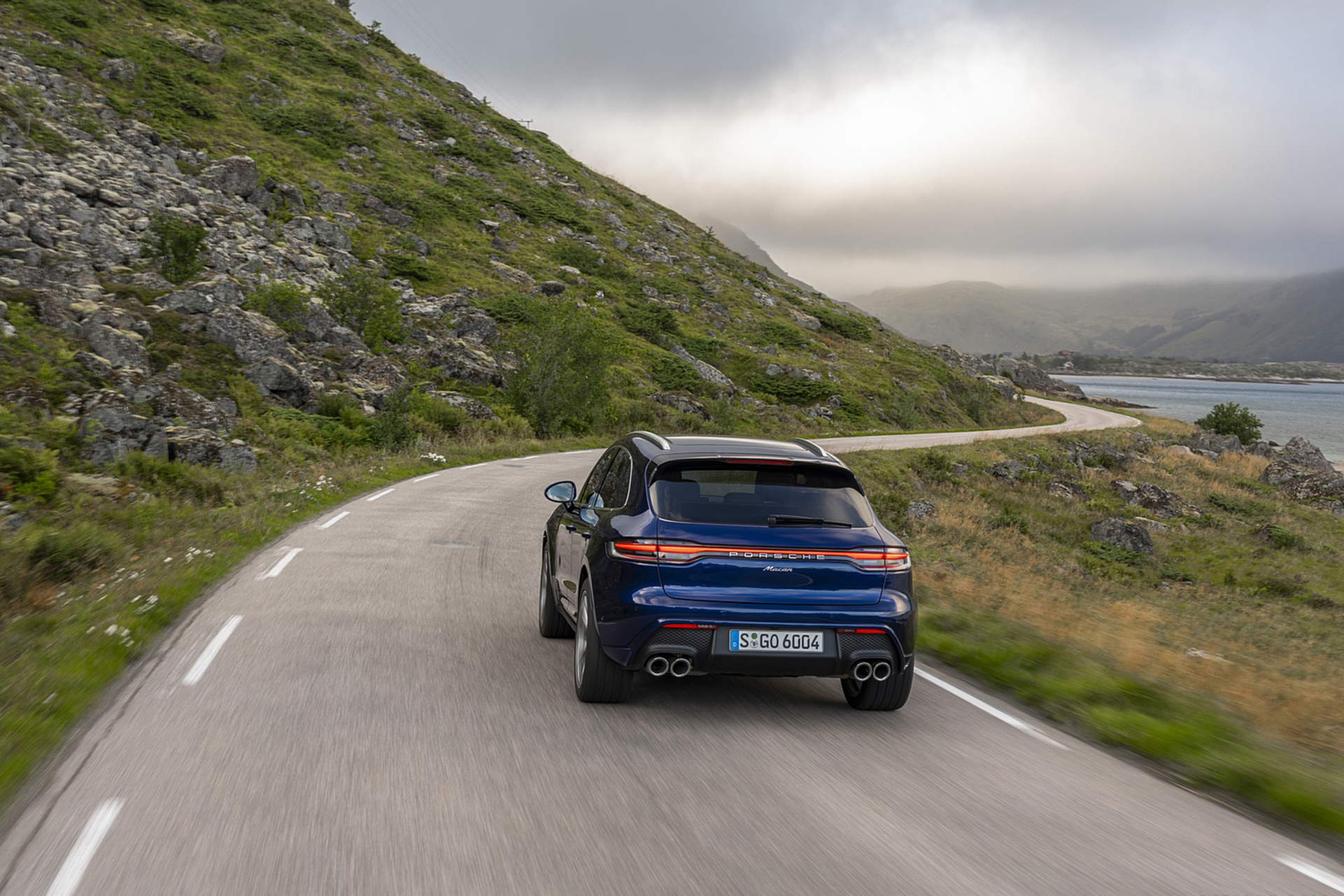 Download 2022 Porsche Macan - Rear HD Wallpaper 1921x1281 #53