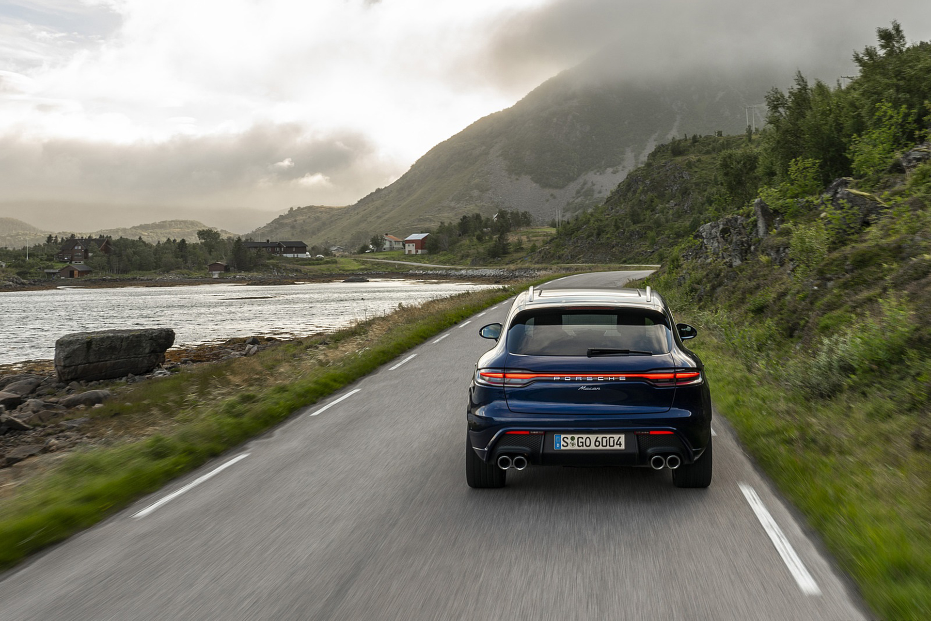 Download 2022 Porsche Macan - Rear HD Wallpaper 1921x1281 #52