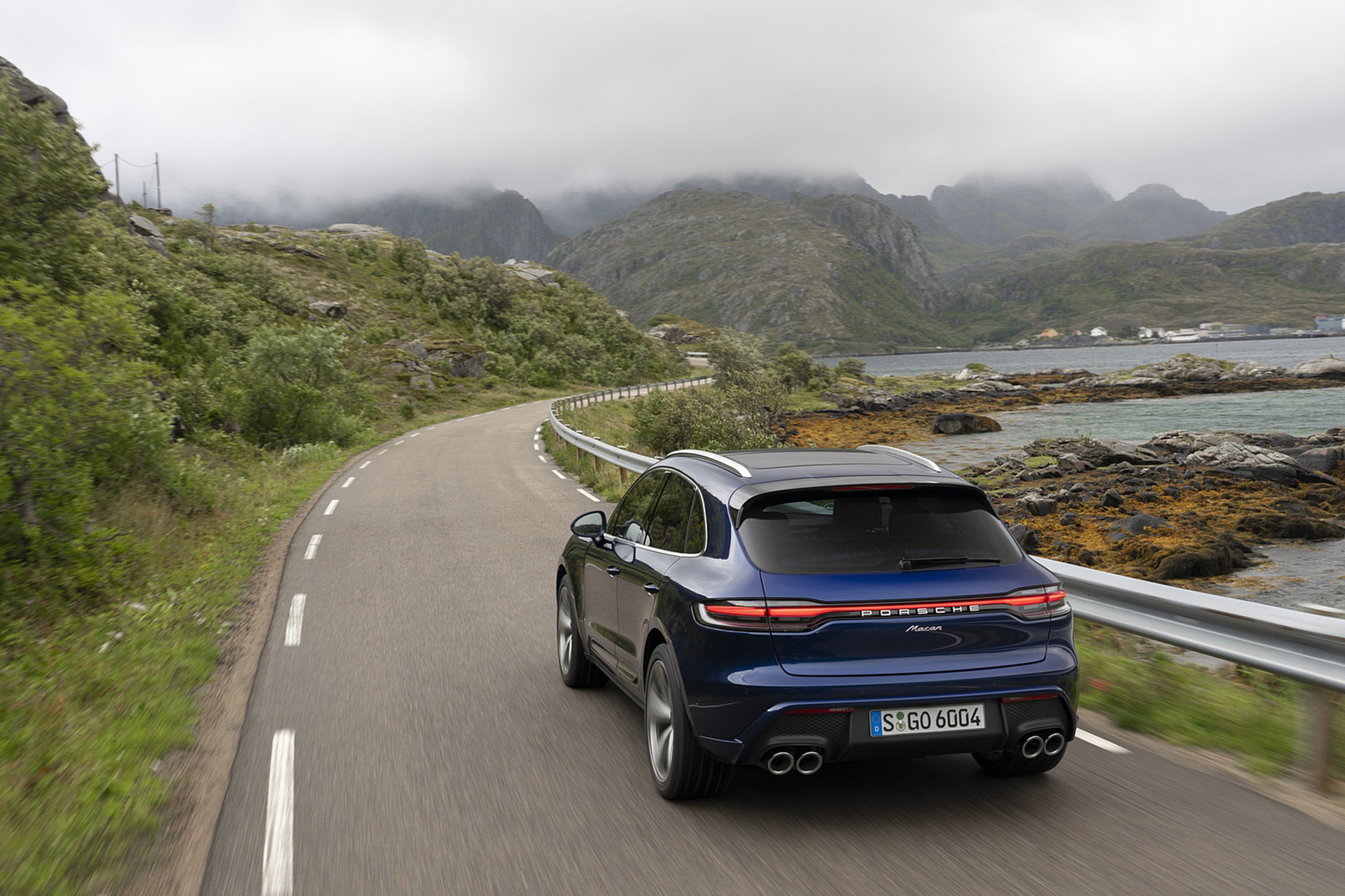 Download 2022 Porsche Macan - Rear HD Wallpaper 1921x1280 #35