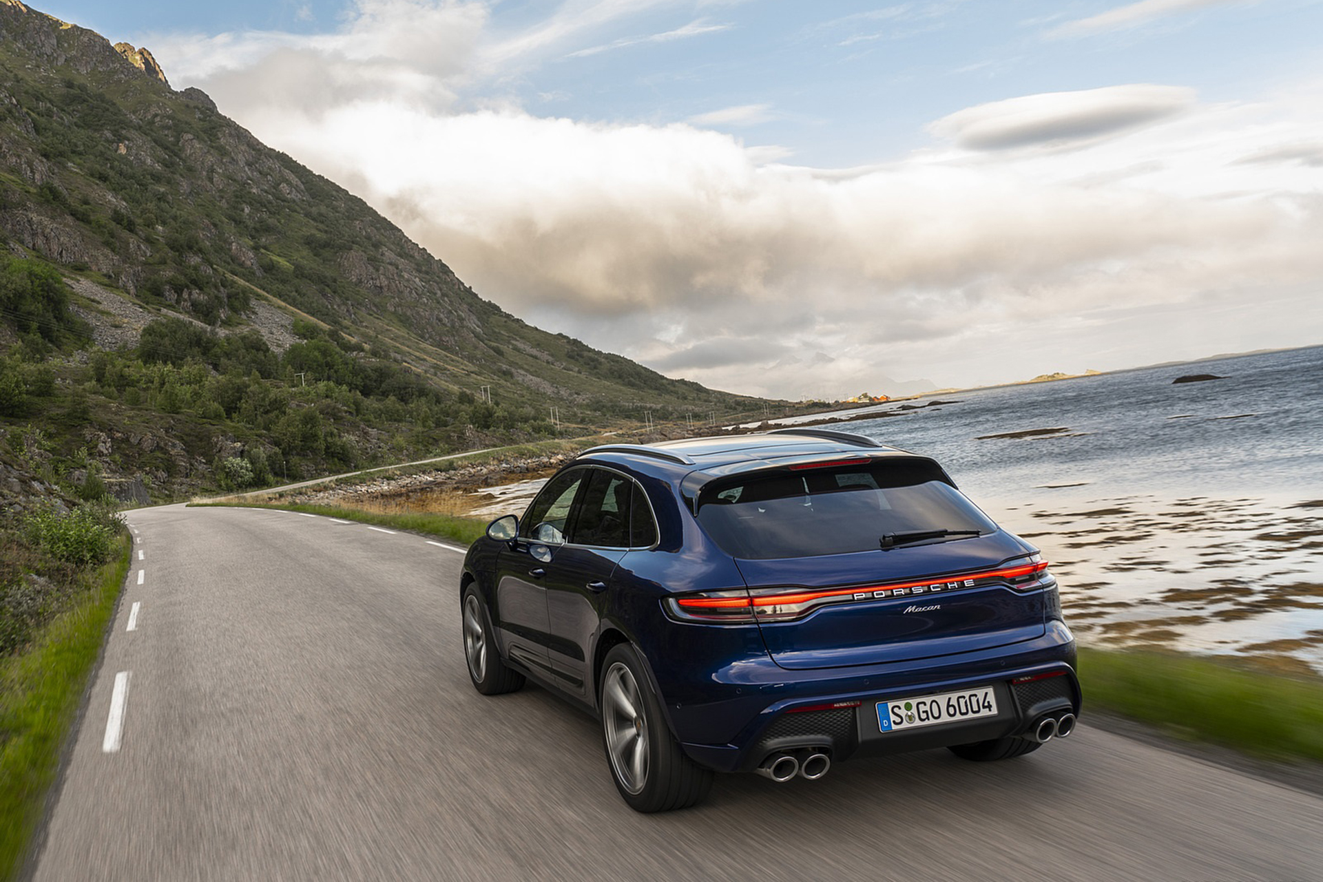 Download 2022 Porsche Macan - Rear HD Wallpaper 1921x1281 #50