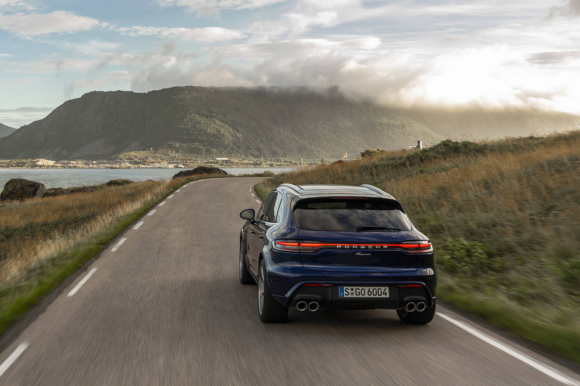 Download 2022 Porsche Macan - Rear HD Wallpaper 1921x1281 #49
