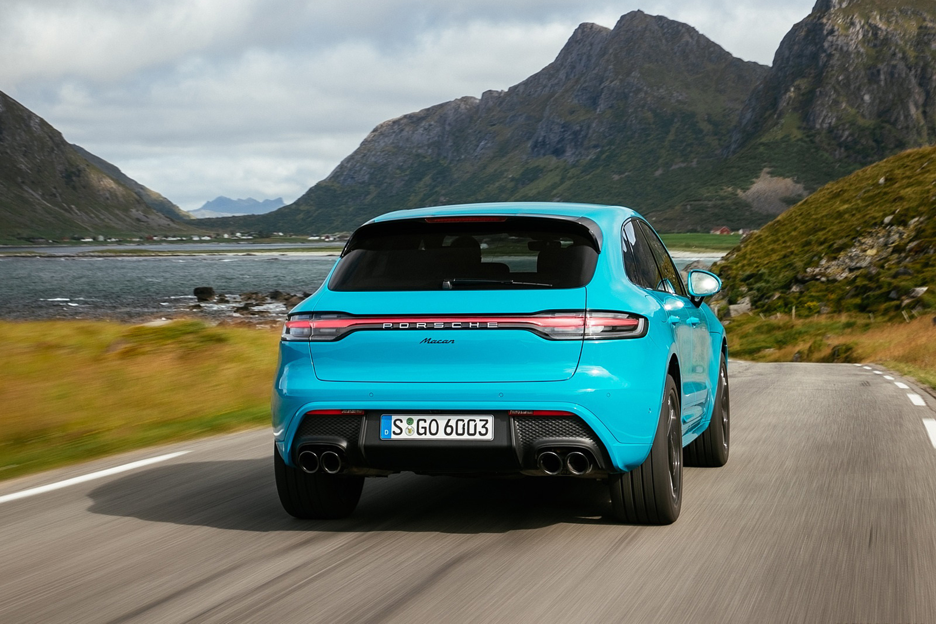 Download 2022 Porsche Macan - Rear HD Wallpaper 1921x1281 #2