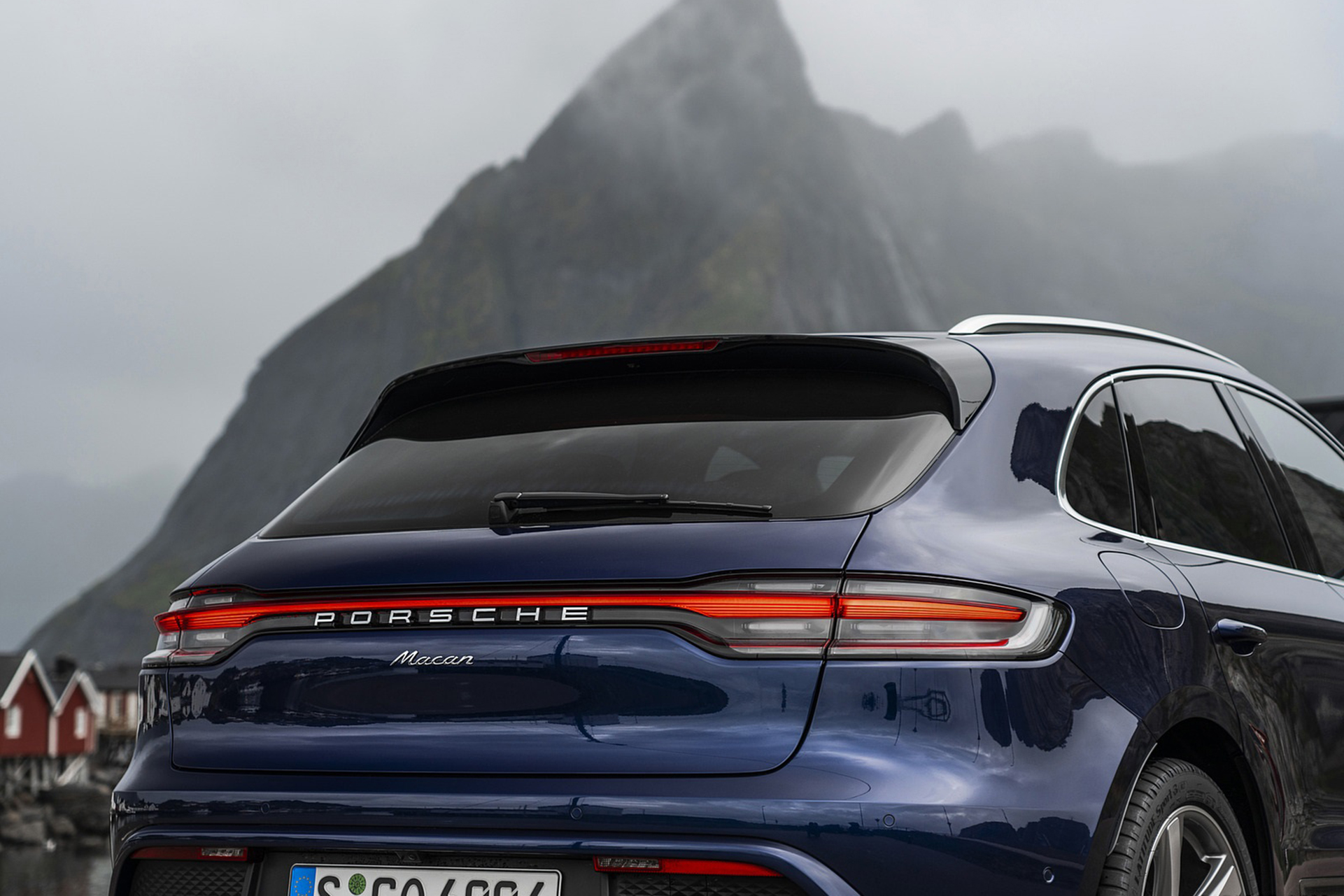 Download 2022 Porsche Macan - Rear HD Wallpaper 1921x1281 #72