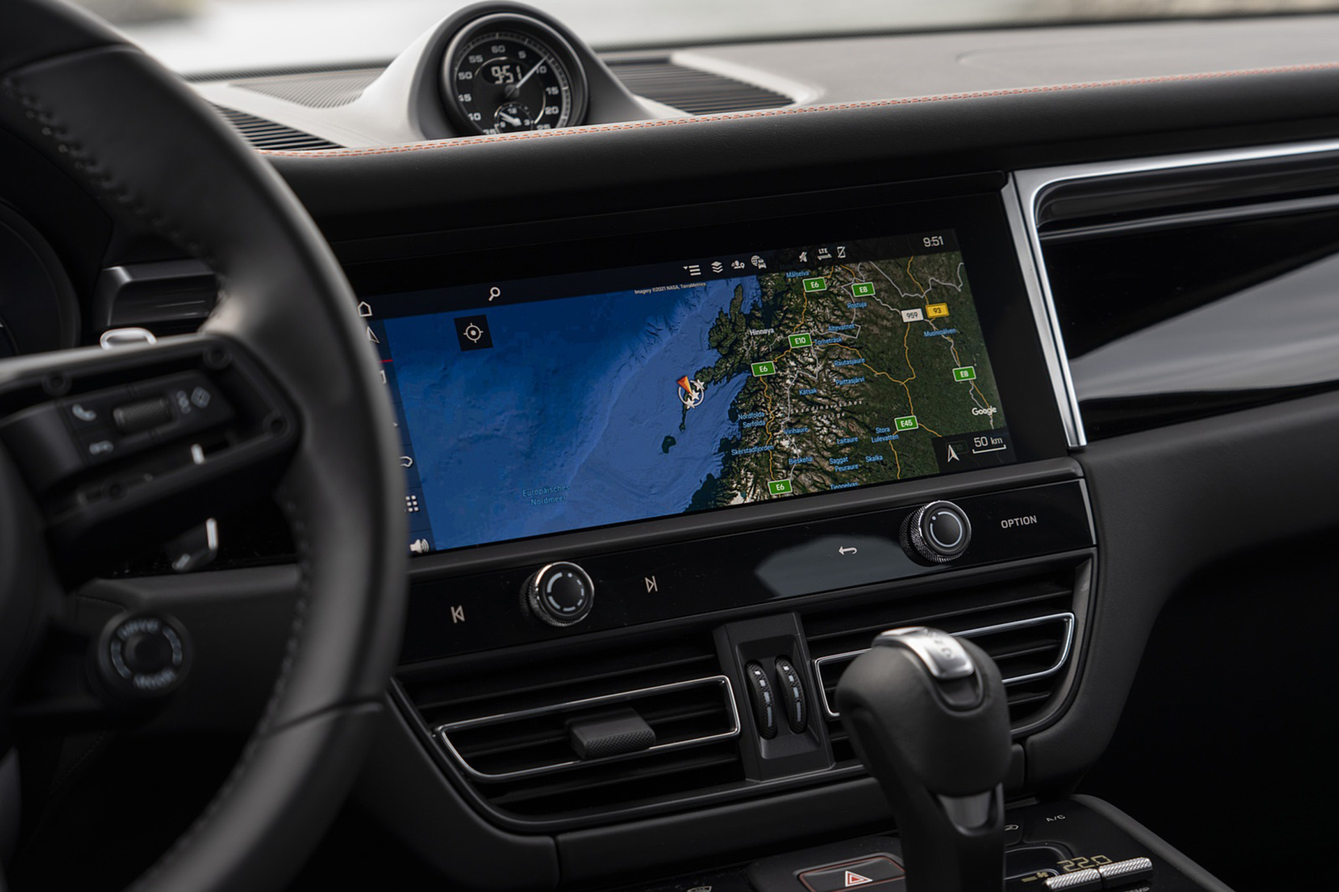 Download 2022 Porsche Macan S - Central Console HD Wallpaper 1921x1280 #72
