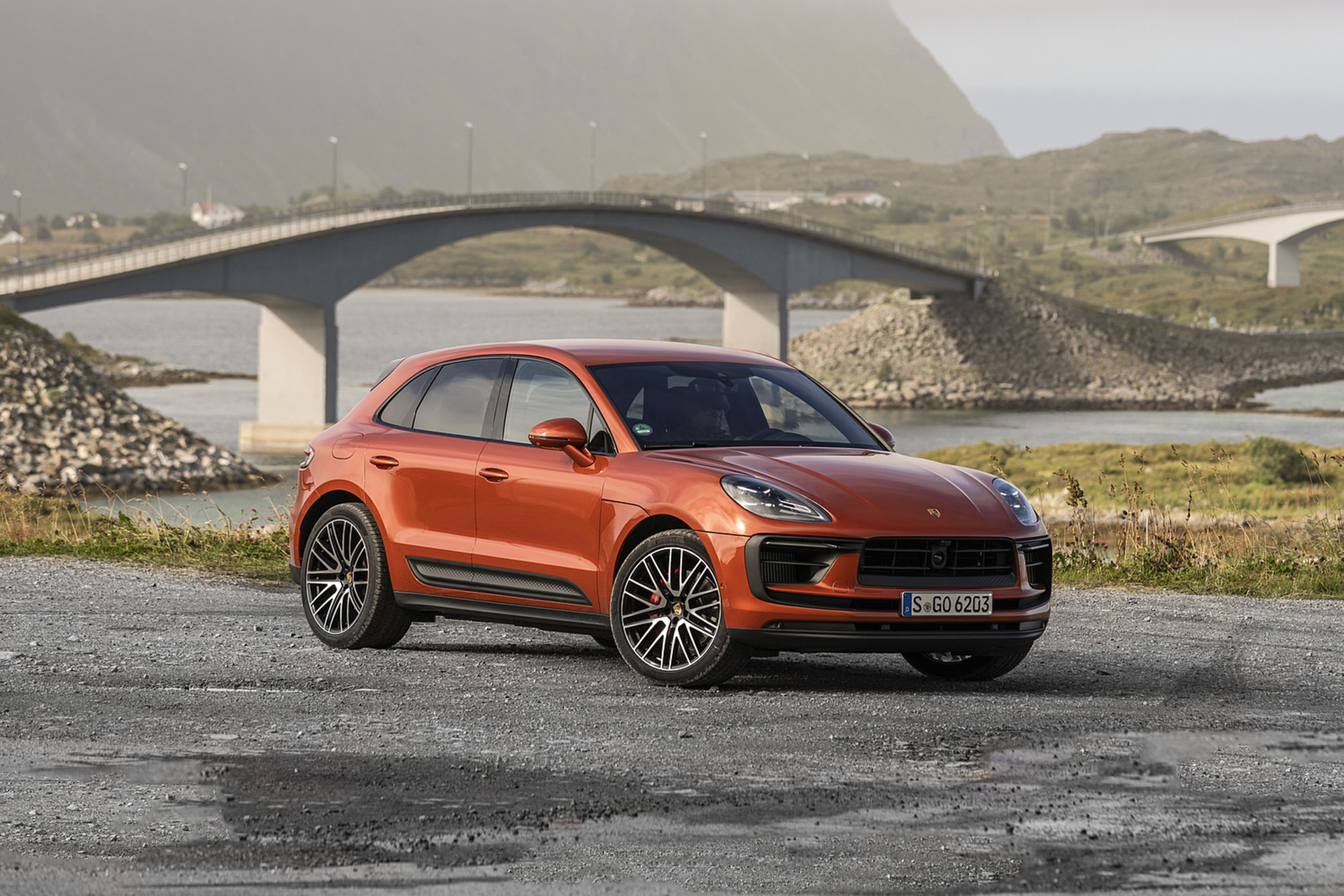 Download 2022 Porsche Macan S - Front Three-Quarter HD Wallpaper 1921x1281 #40